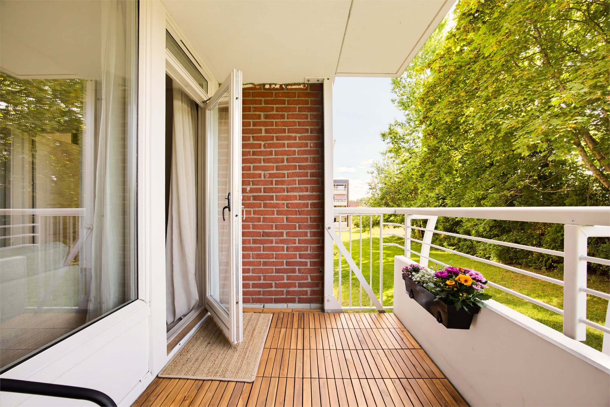 Balkongen blir en naturlig forlengelse av stuen på fine sommerdager.