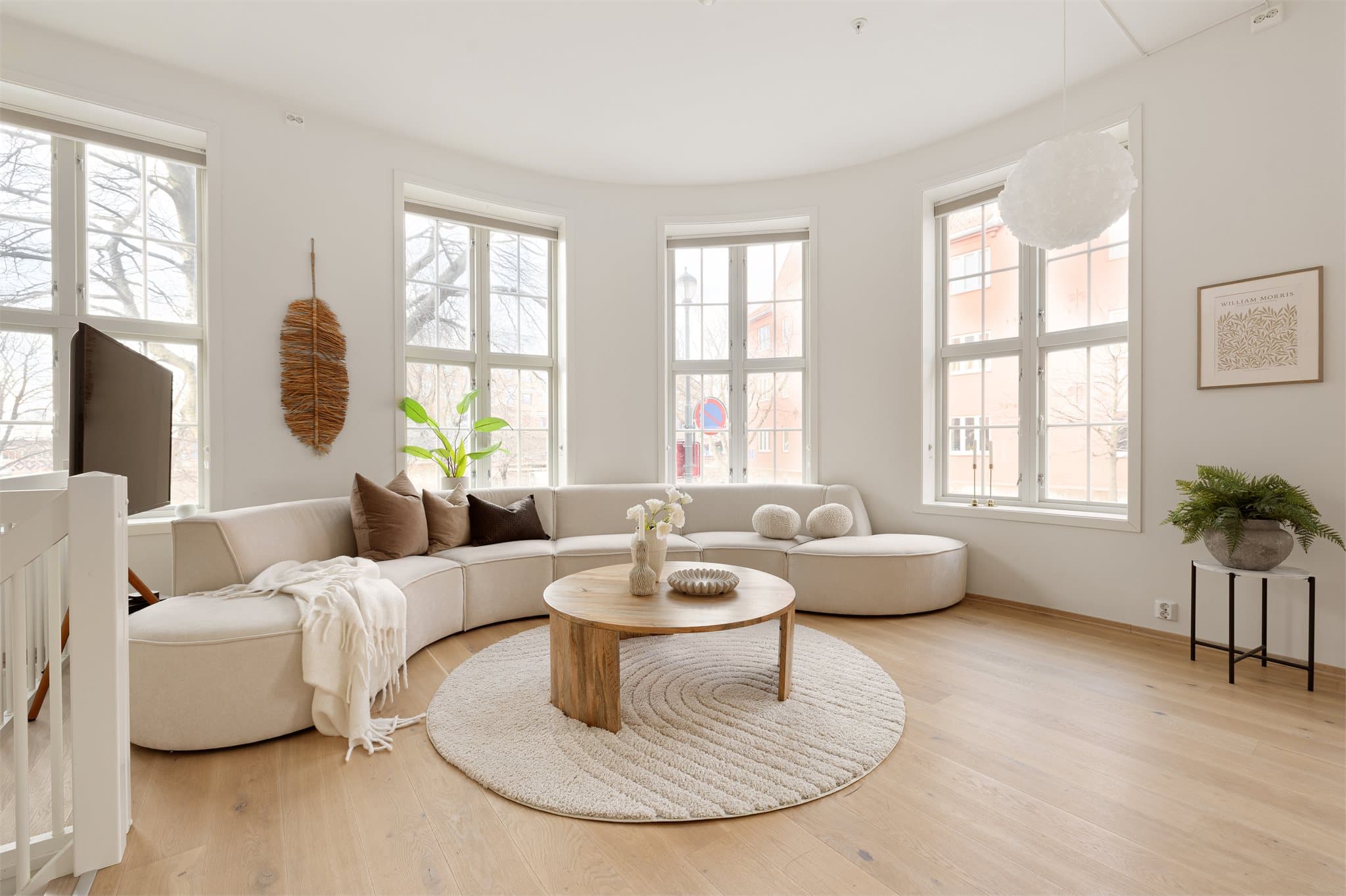 Store og klassiske vindusflater sørger for rikelig med naturlig lysinnslipp til leiligheten.