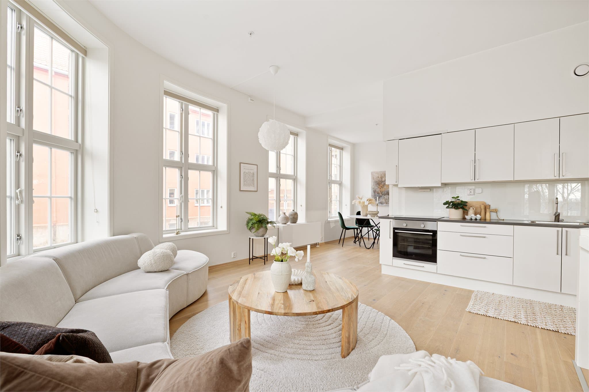 Emera Eiendomsmegling ved Thomas Myhre ønsker velkommen til Mellomveien 18B! Fotograf: Julian Nonstad v/Nonstad Foto.