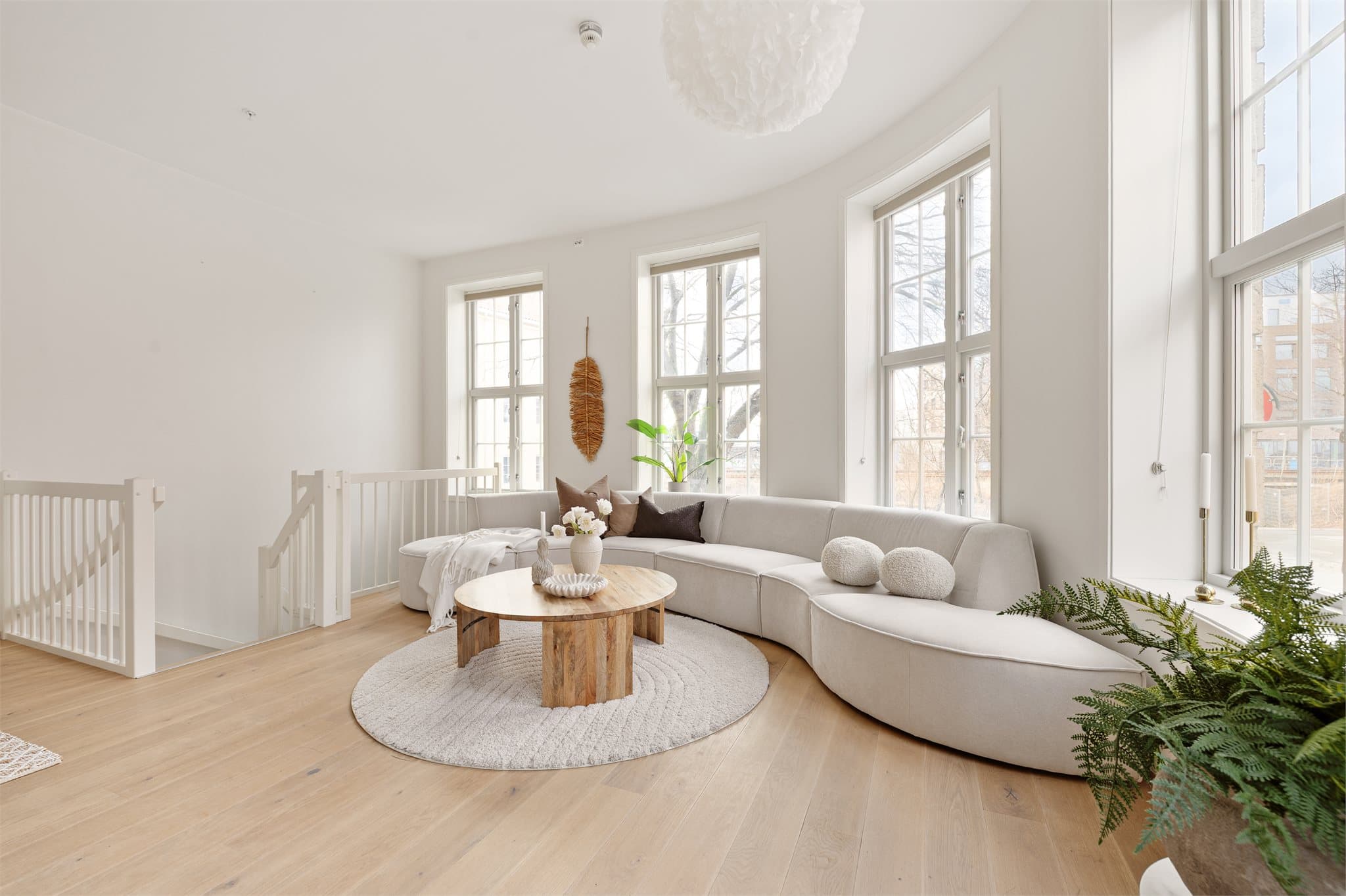 Dette er en særdeles pen og klassisk bygårdsleilighet med god takhøyde og store vindusflater.