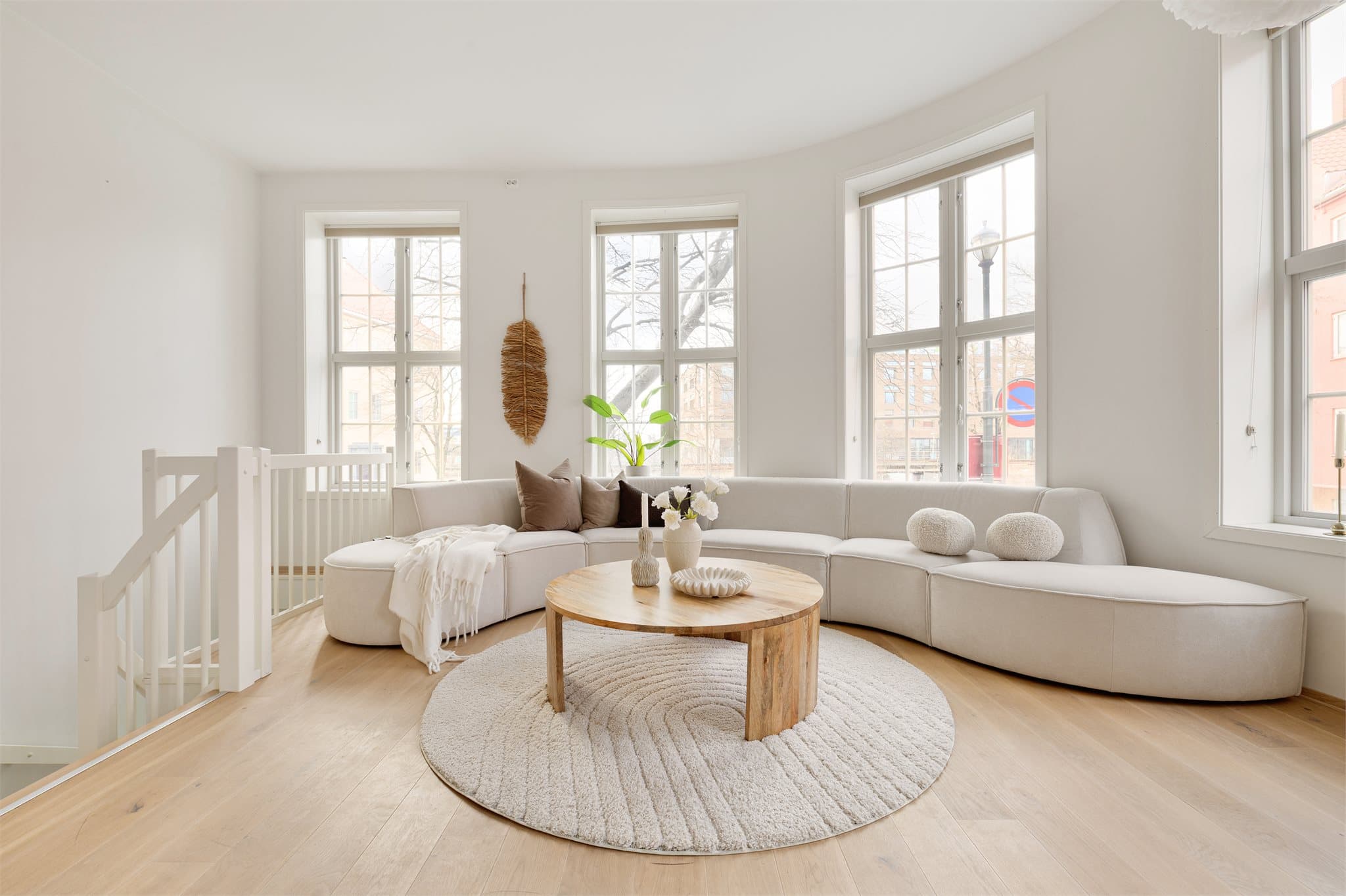 Boligen har en gjennomtenkt planløsning over to plan og ble totalrenovert i 2020.