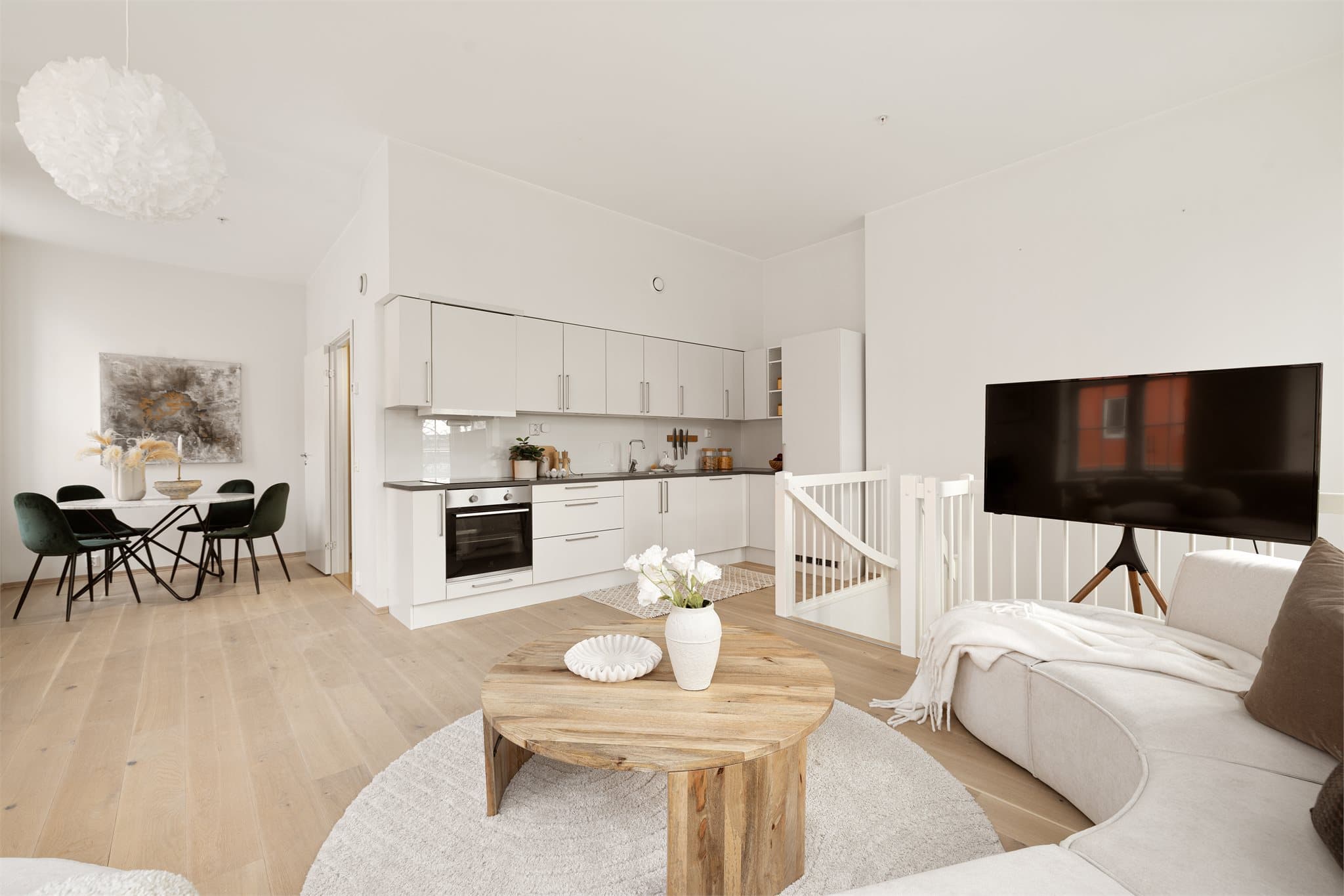 Den åpne løsningen gir en god romfølelse og fleksible møbleringsmuligheter.