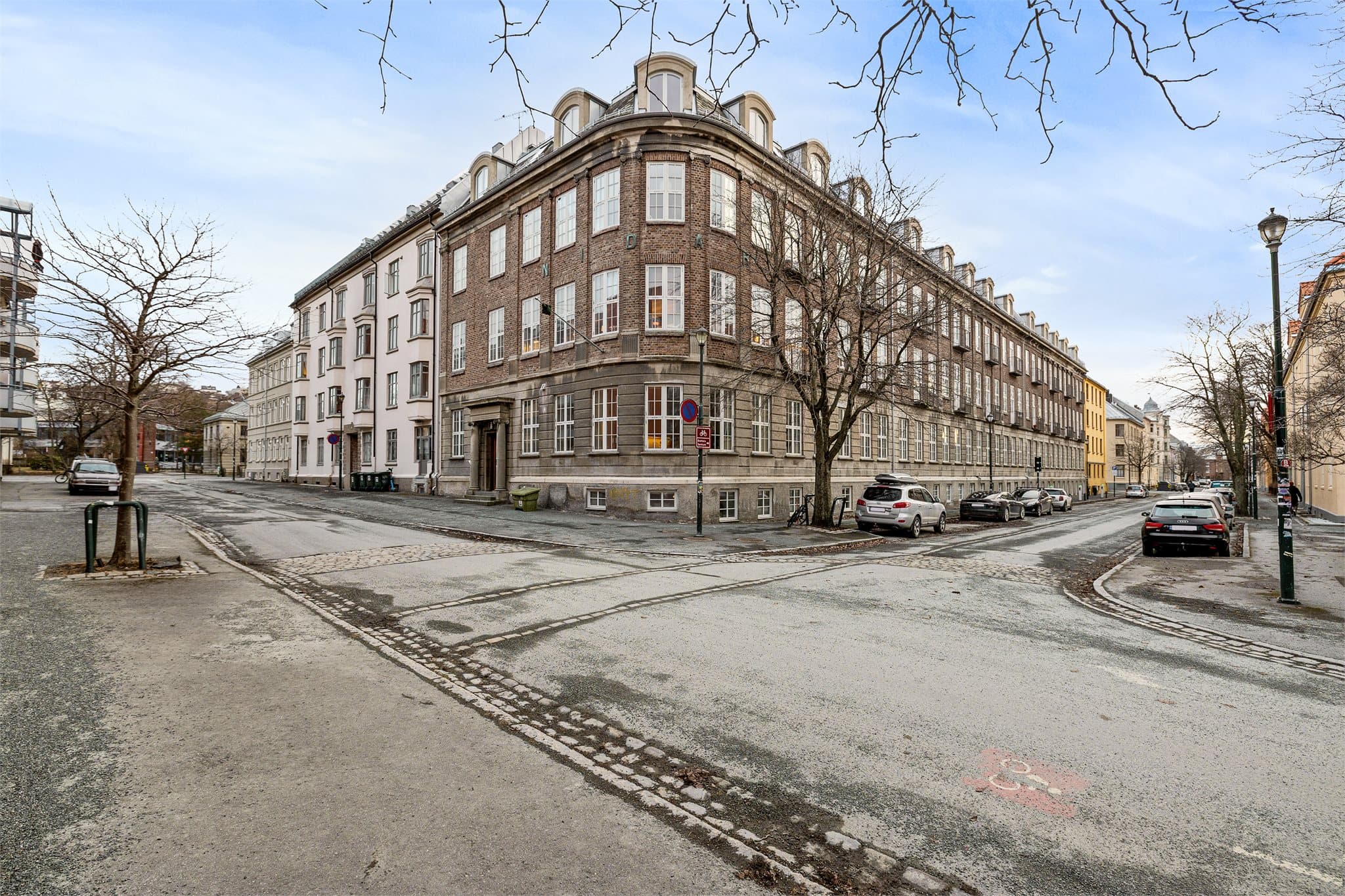 Her bor du svært sentralt, med dagligvarebutikk, kollektivtransport og treningssenter like i nærheten. Kort vei til både Solsiden og Midtbyen, som byr på en rekke restauranter, butikker og kulturelle tilbud. Velkommen til visning!