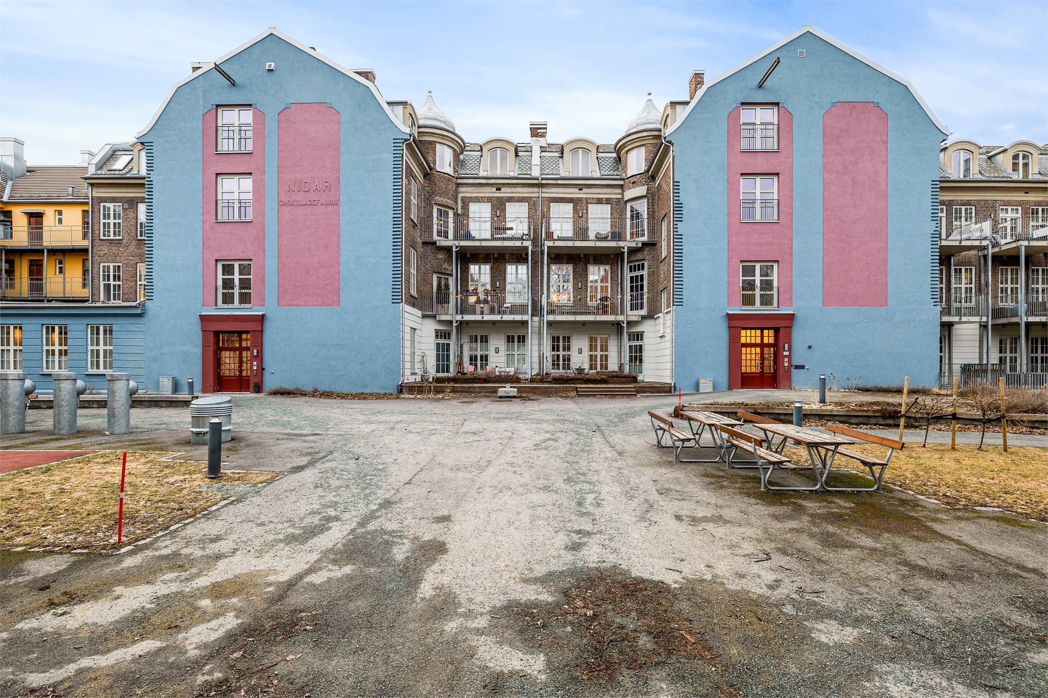 Leiligheten er totalrenovert i forbindelse med prosjektet "Fabrikken" i 2020 og ligger i en klassisk bygård som tidligere rommet Nidar sjokoladefabrikk.