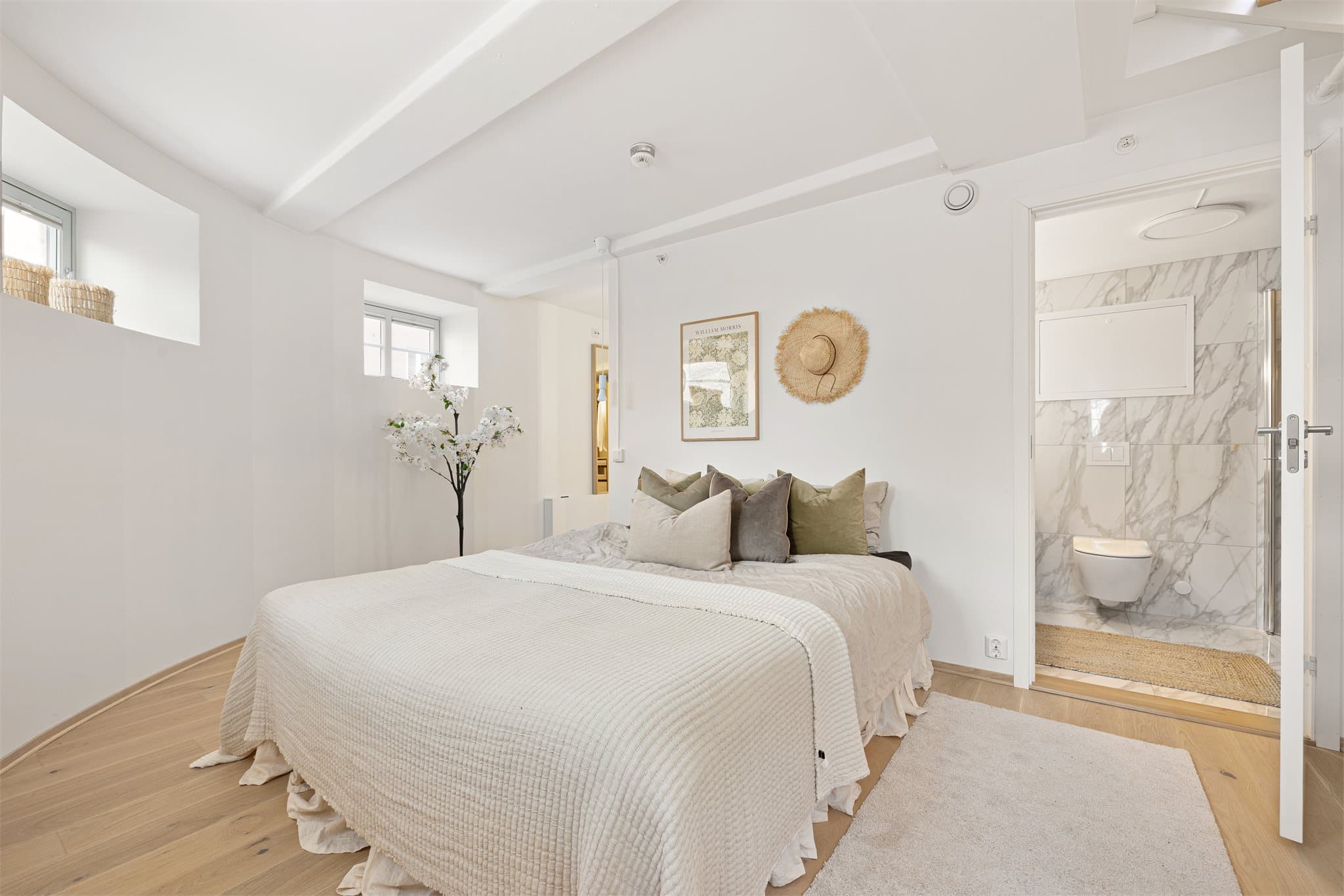 Soverommet er lyst og luftig med plass til dobbeltseng og tilhørende møblement.