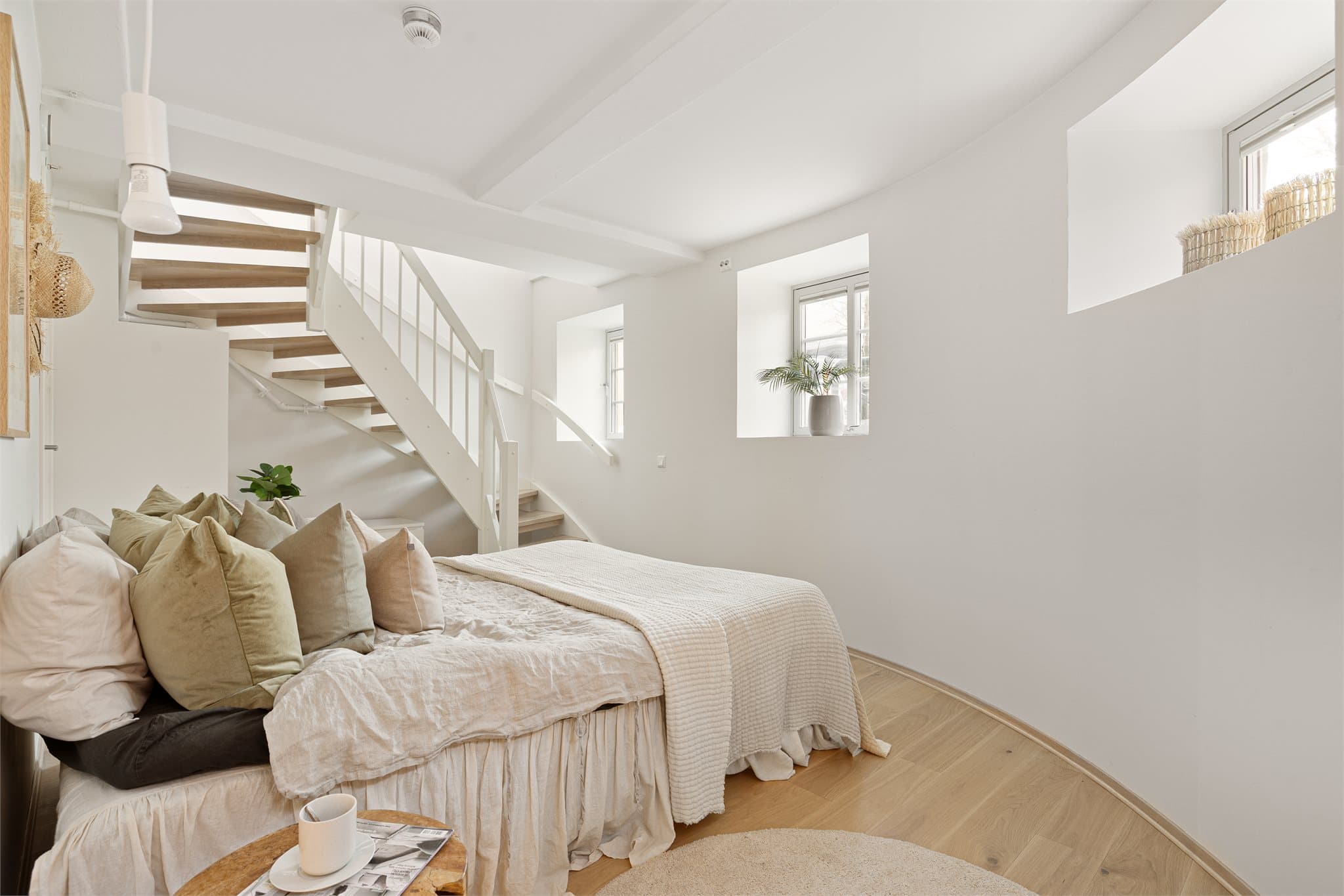 Fra hovedetasjen går trappen ned til en innbydende underetasje bestående av soverom, bad og et stort walk-in-closet.