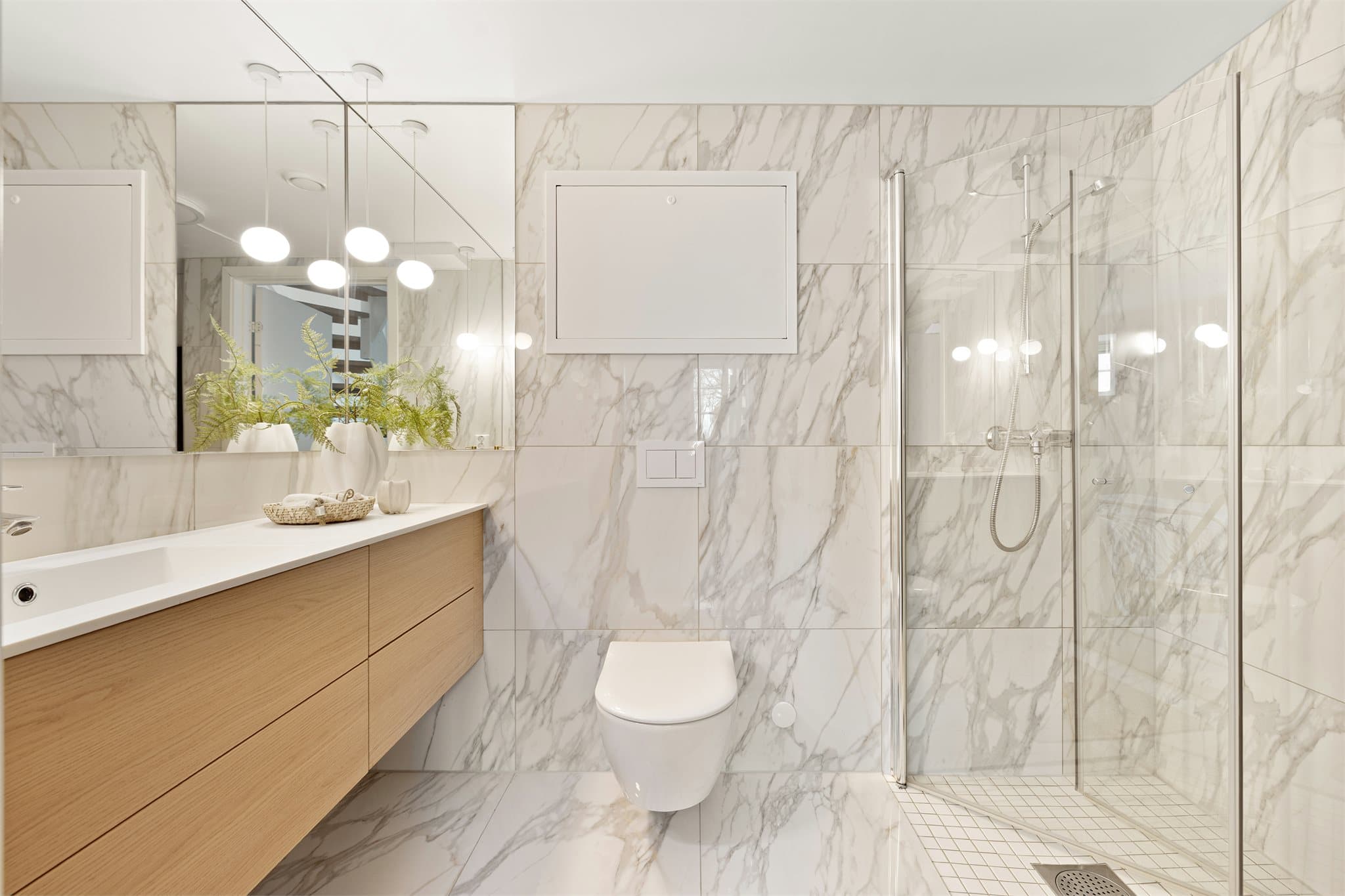 Boligen har et lyst og lekkert bad som virkelig gir en spafølelse.