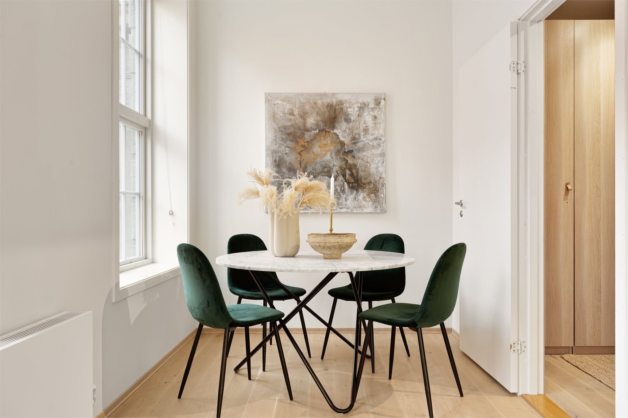 Boligen har parkettgulv som gir rommene et lyst, moderne og helhetlig uttrykk.