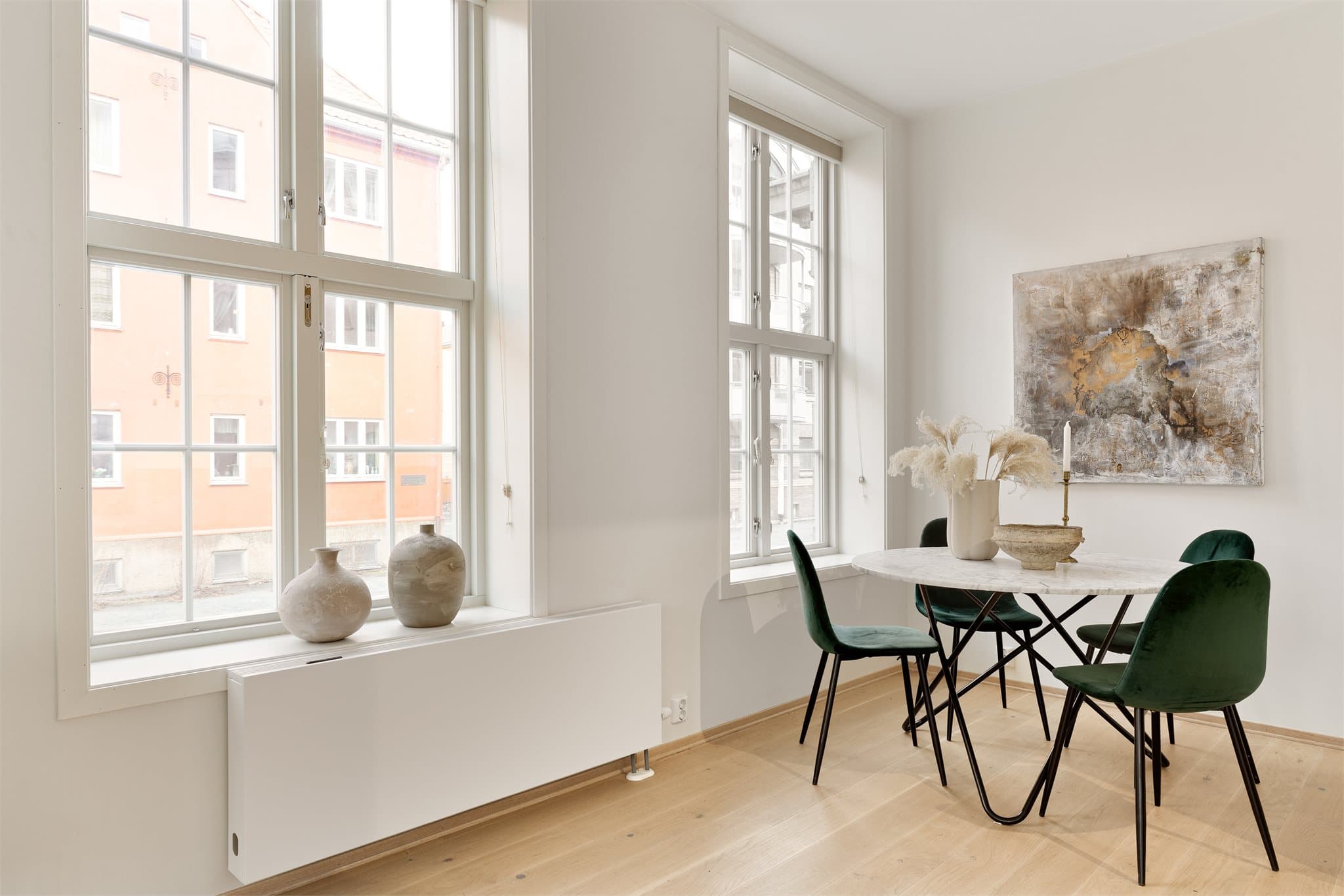 Det passer utmerket å innrede med sittegruppe i sonen ved entréen. Leiligheten har en flott beliggenhet og byr på klassiske detaljer som god takhøyde, store vindusflater og dype karmer.