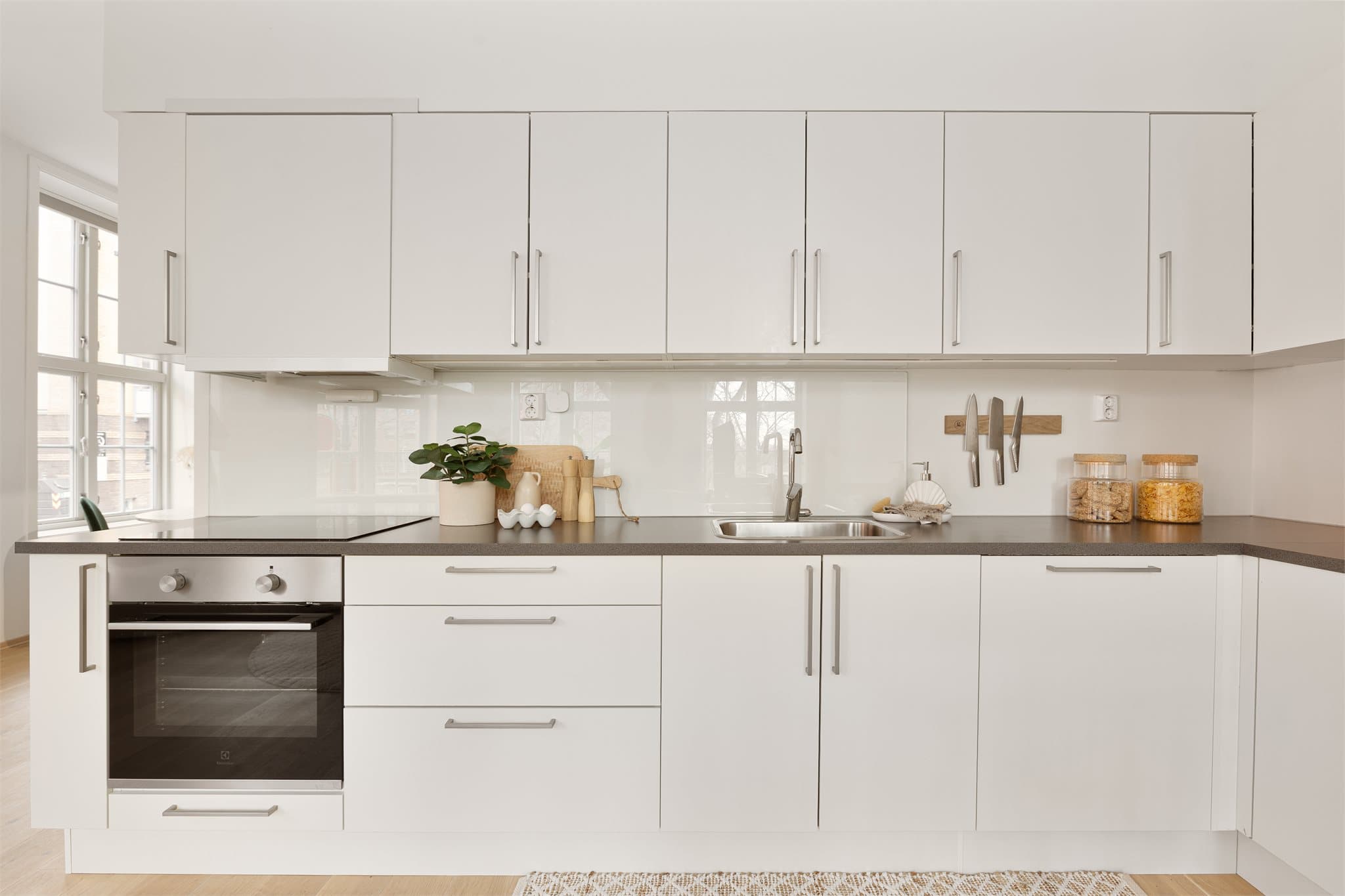 Kjøkkenet er godt utstyrt med rikelig skapplass og gode oppbevaringsmuligheter.