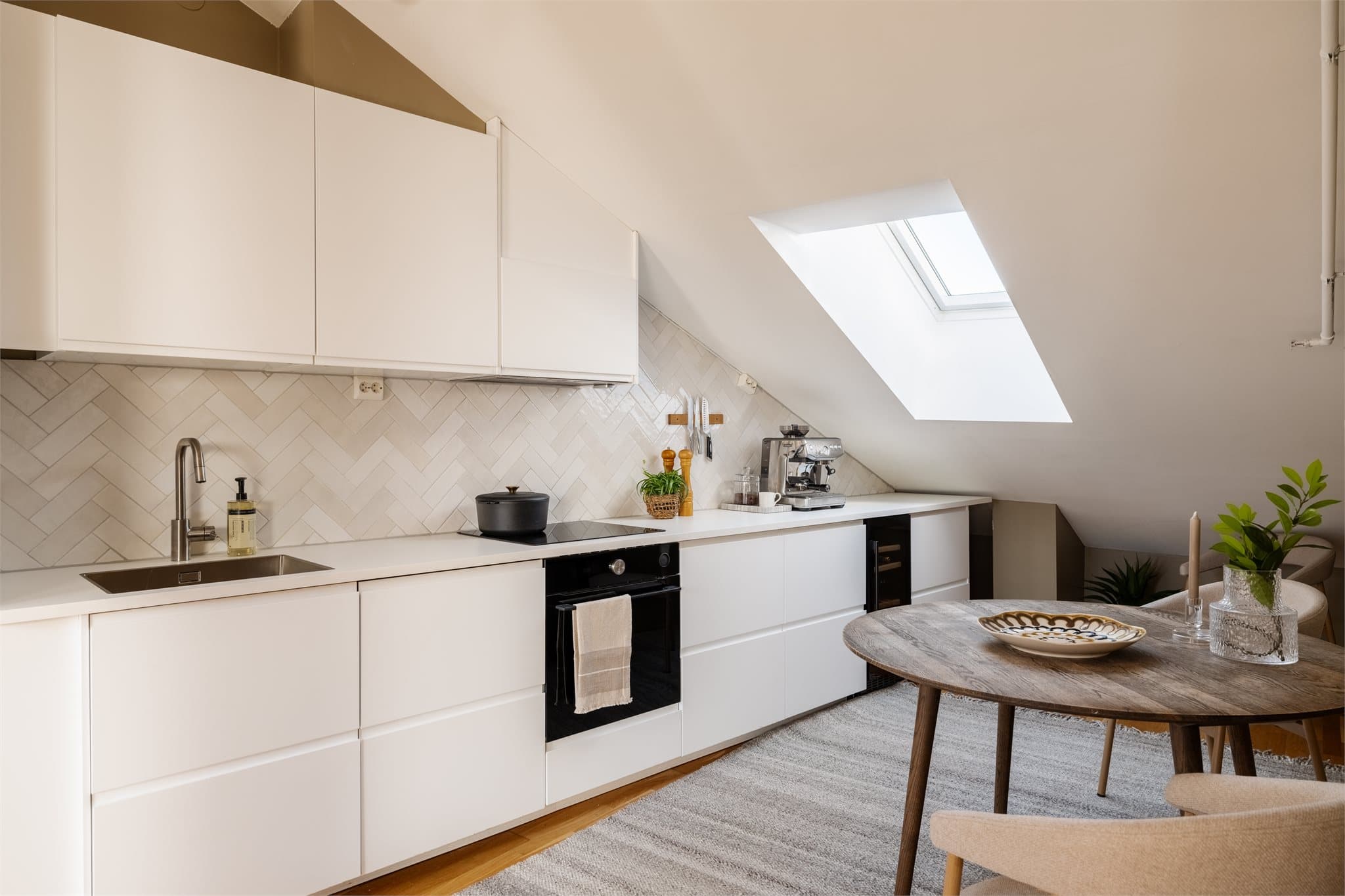 Moderne IKEA-kjøkken fra 2023 med glatte fronter og integrerte hvitevarer.