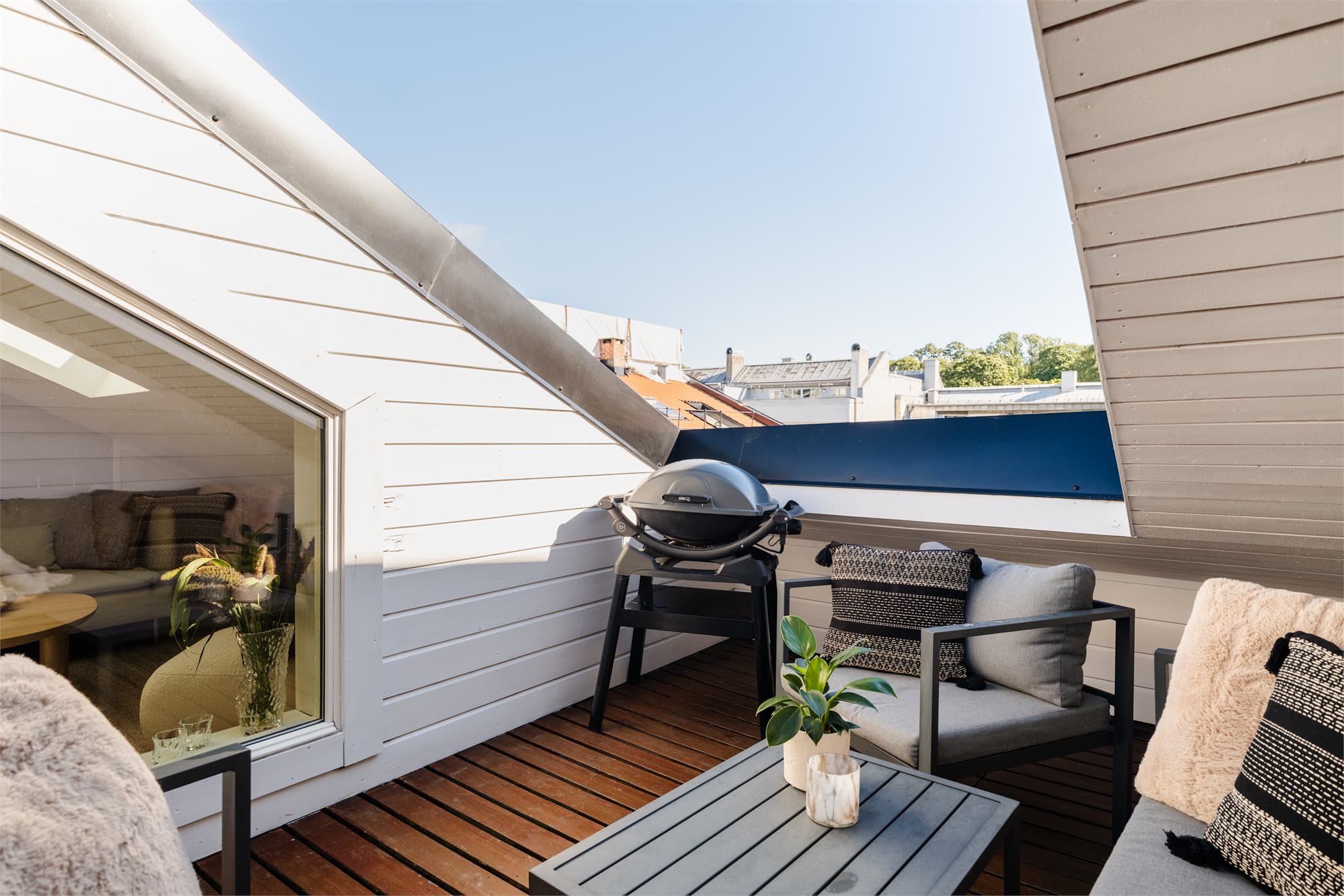 Moderne loftsleilighet fra 2017 med nordøstvendt balkong mot en rolig bakgård. Leiligheten har en arealeffektiv planløsning med to soverom og åpen stue-kjøkkenløsning.