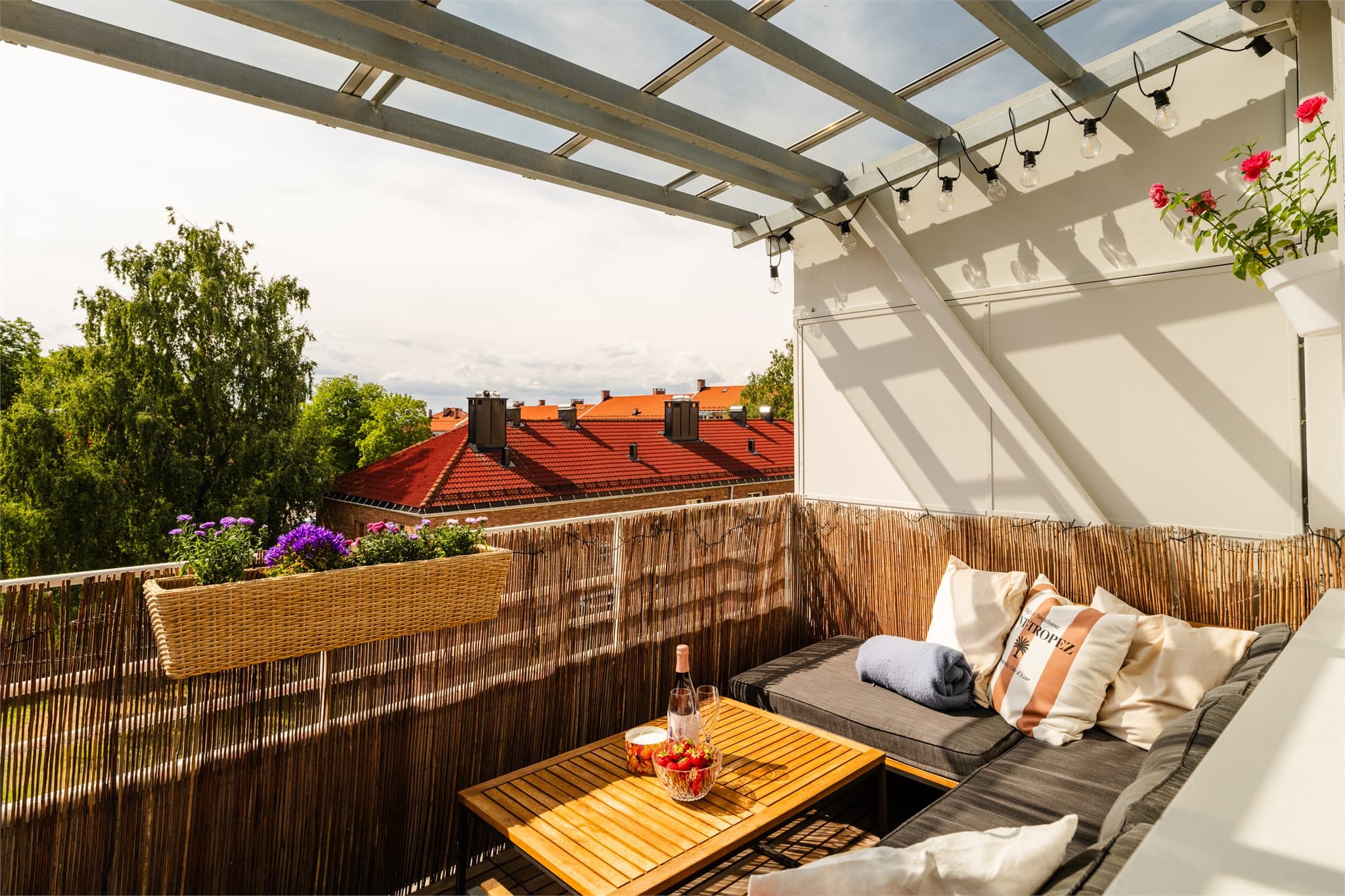 Balkongen på ca. 8 m² har takoverbygg og god plass for en utendørs salong.