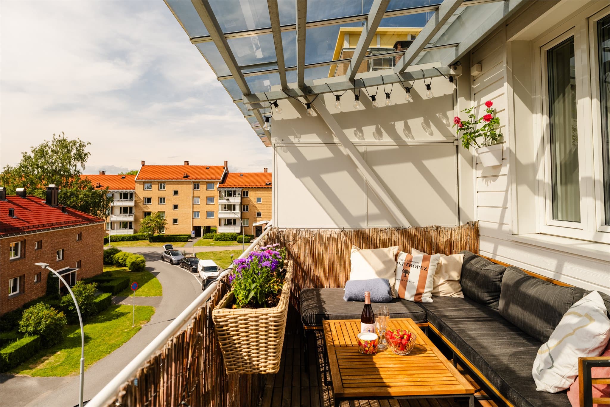 Utsikt fra balkongen over de rolige og grønne fellesområdene.