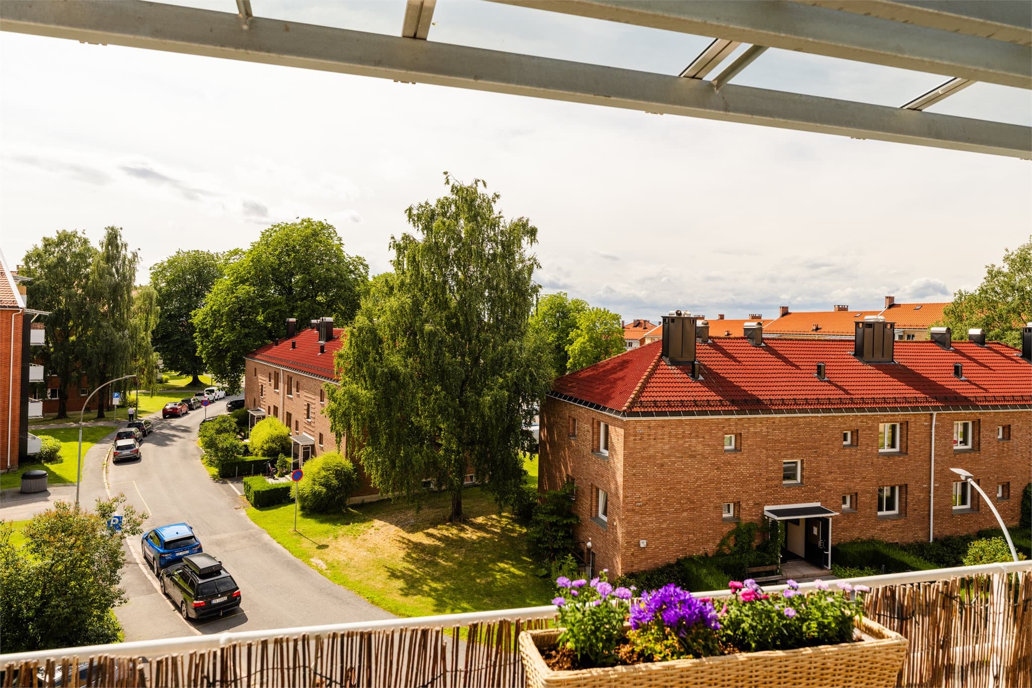 Fra leiligheten er det kort vei til grøntområder som Hovindammen og turveier.