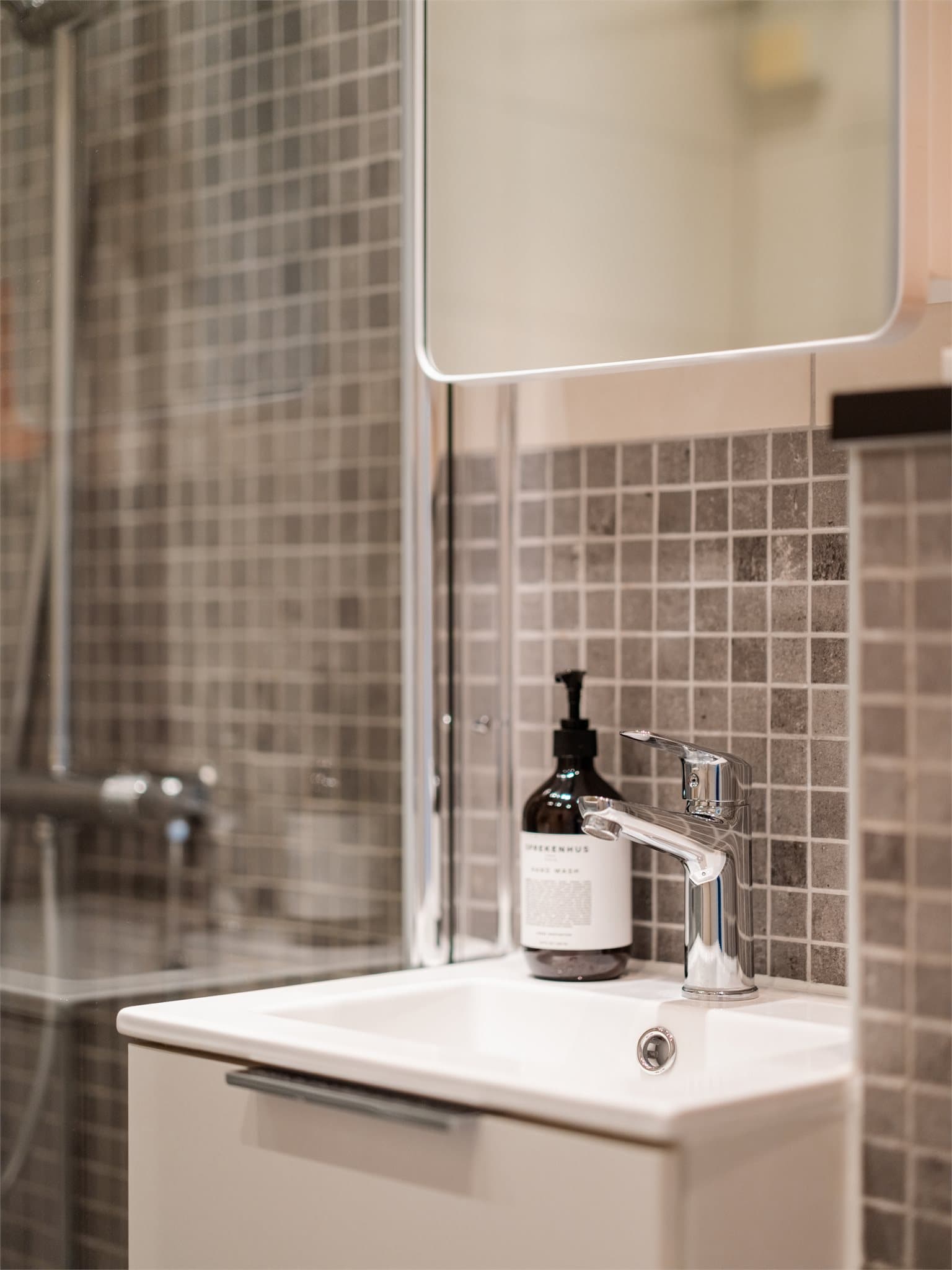 Badet er oppgradert med nytt servantskap og speilskap.