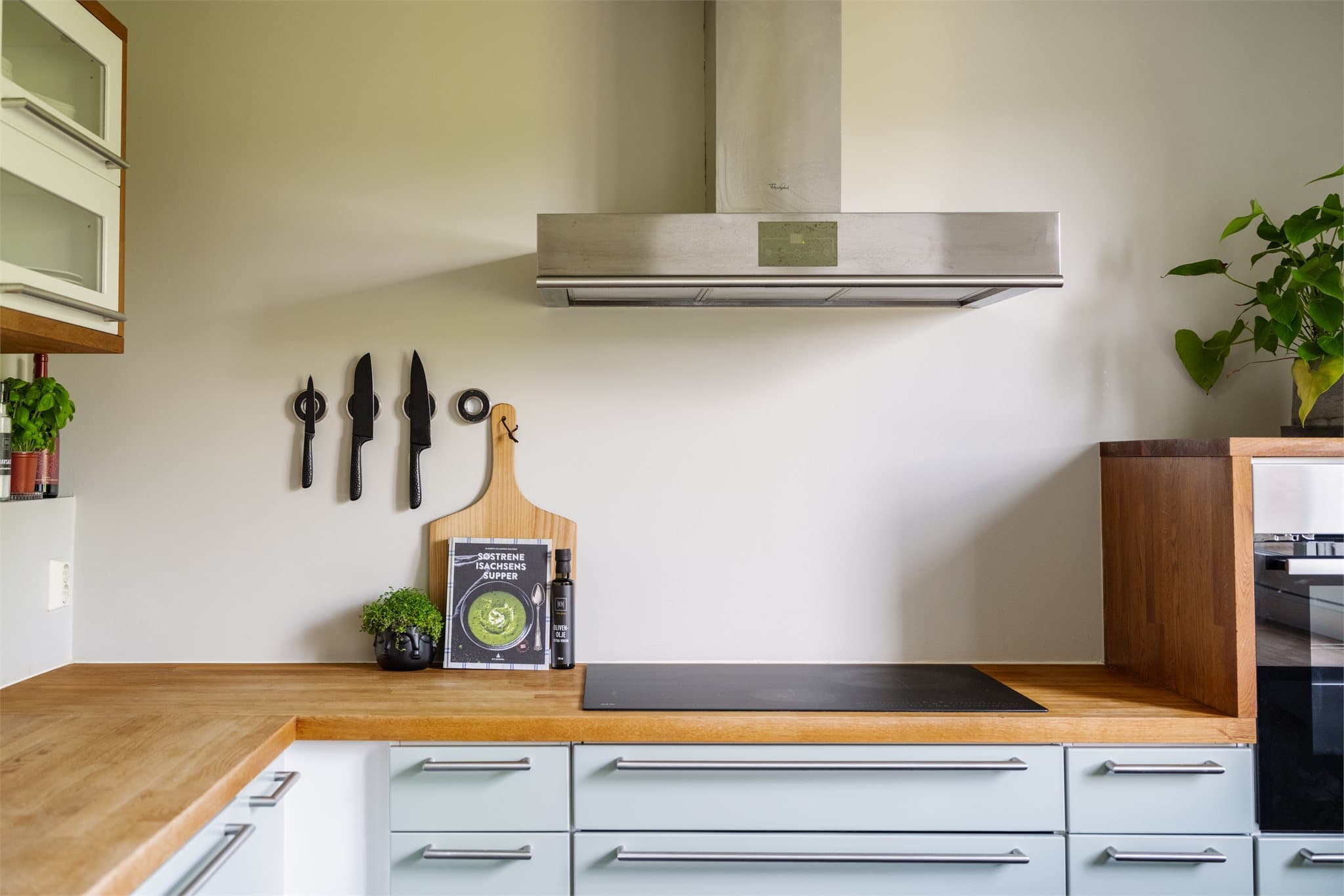 Kjøkkenet har en solid benkeplate i heltre og ventilator med kullfilter.