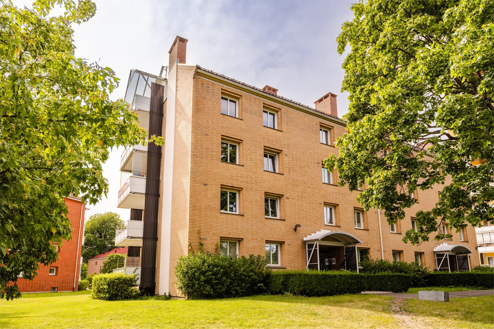Bygget ligger tilbaketrukket i et veletablert og rolig boligområde.