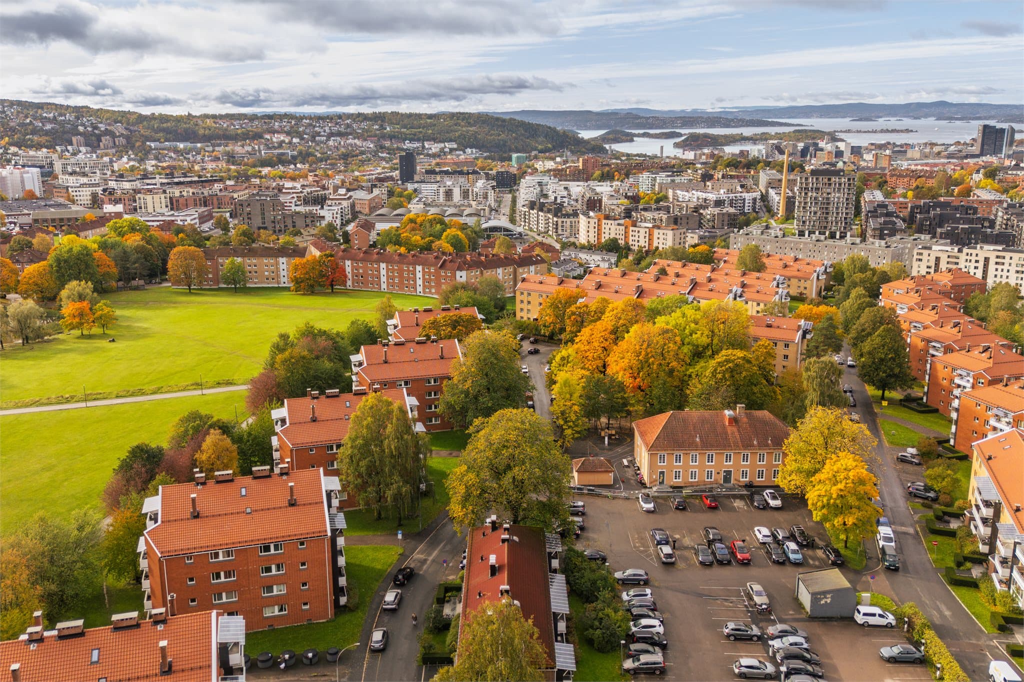 Borettslaget har parkeringsplasser som tildeles etter venteliste. Ellers er det kort vei til kollektivt fra leiligheten.
