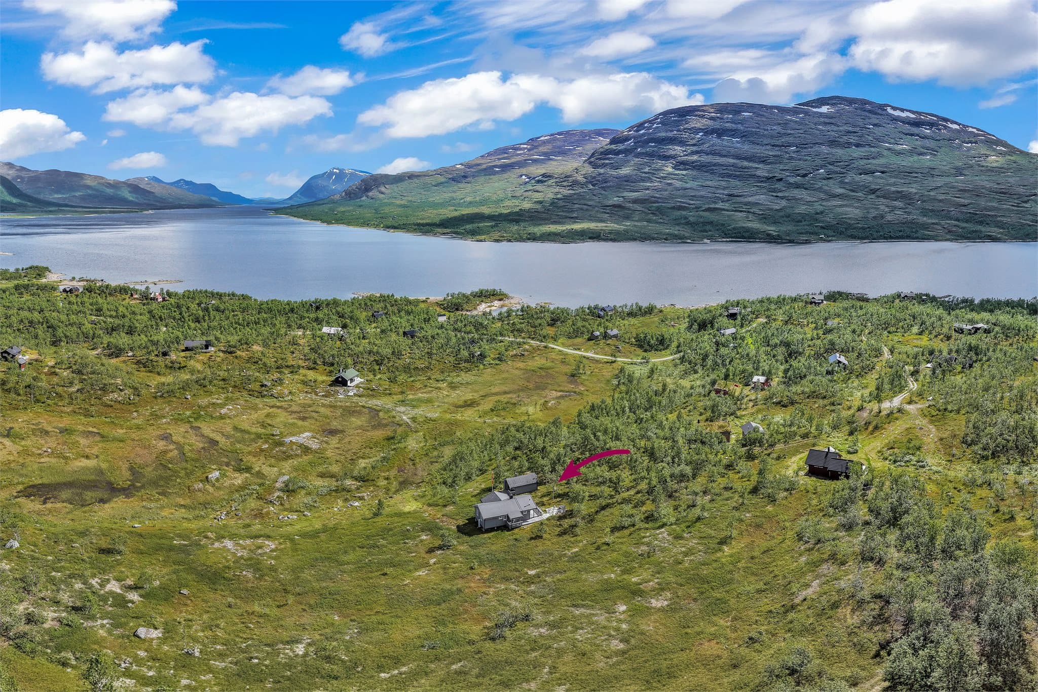 Beliggenheten gir kort avstand til både vann og fjell, med fantastiske turmuligheter.