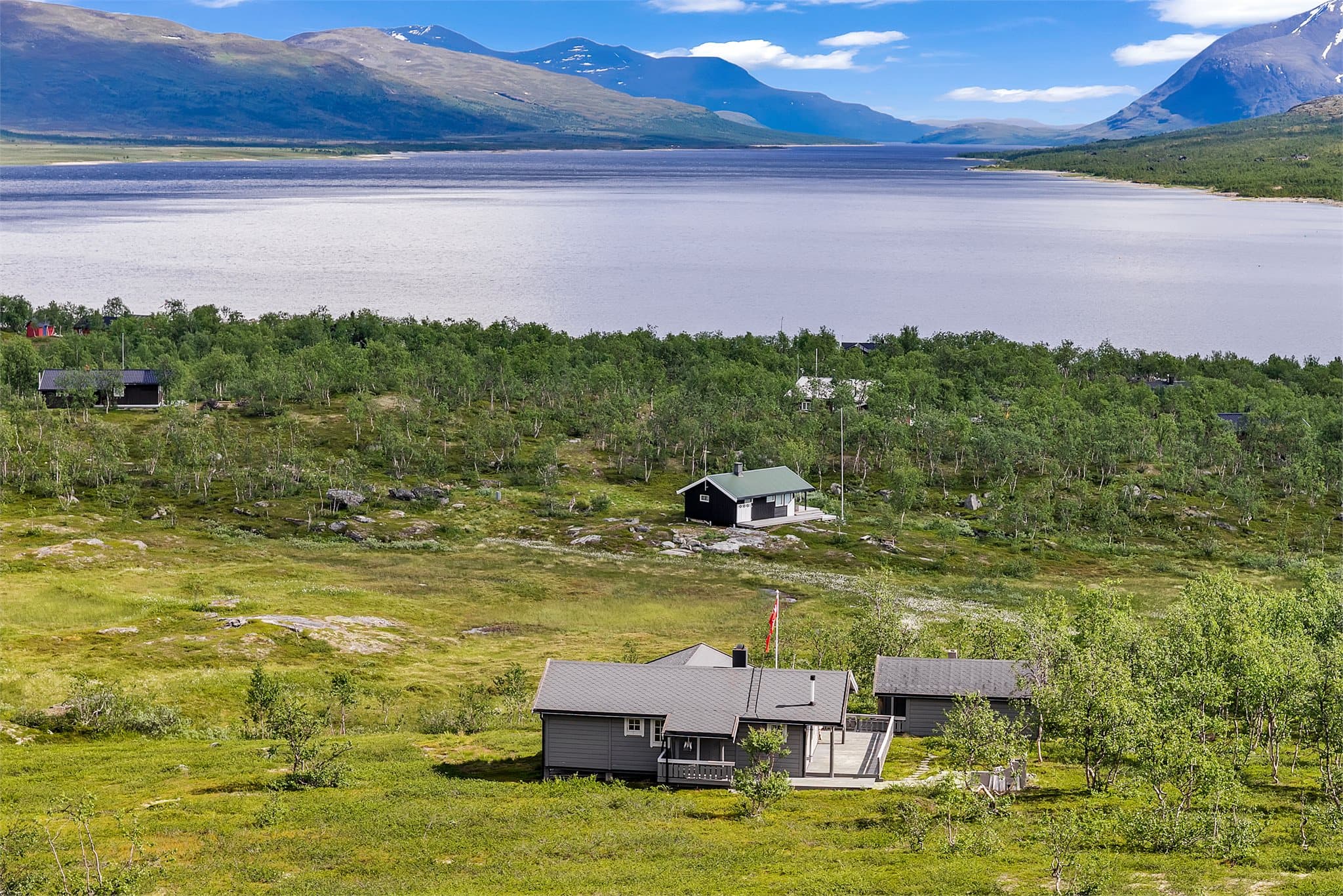 Utsikt over Altevatnet og det omkringliggende landskapet.