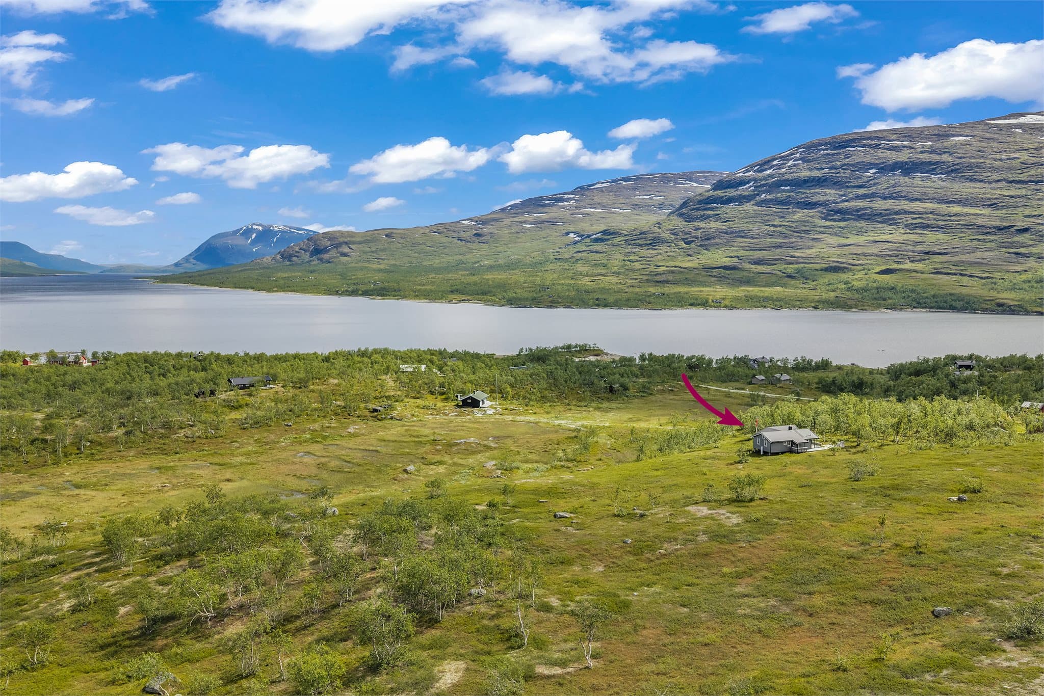 Området er lett fremkommelig både sommer og vinter, med bilvei nesten helt frem.