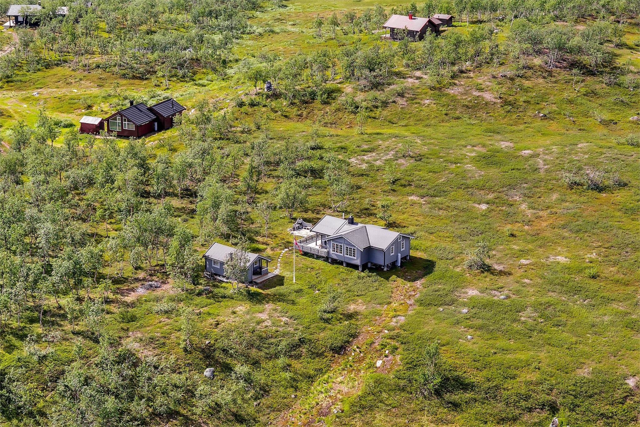 Hytta ligger i et stille og rolig område, uten gjennomgangstrafikk.