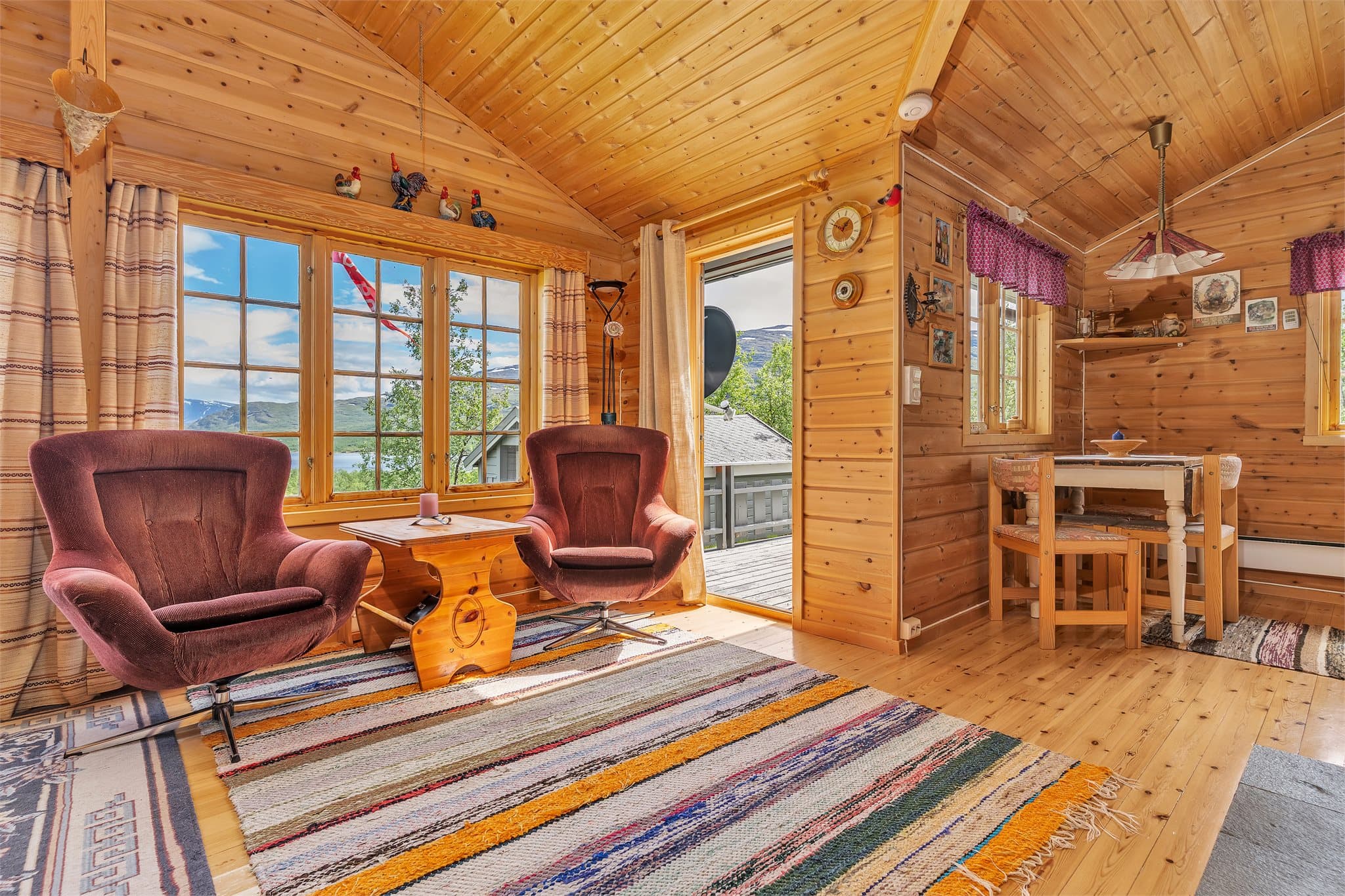Stuen har en åpen og sosial planløsning med direkte utgang til verandaen.