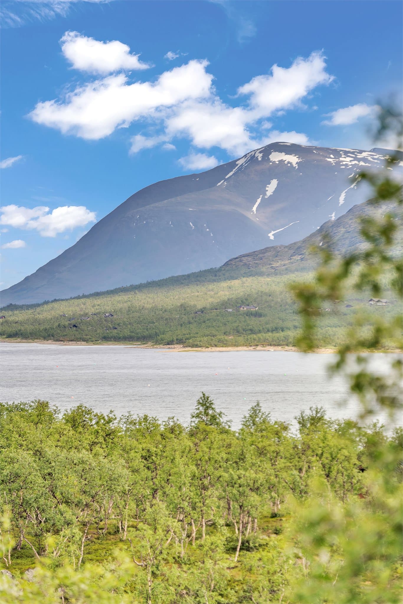 Nærbilde av fjellsiden på andre siden av vannet.