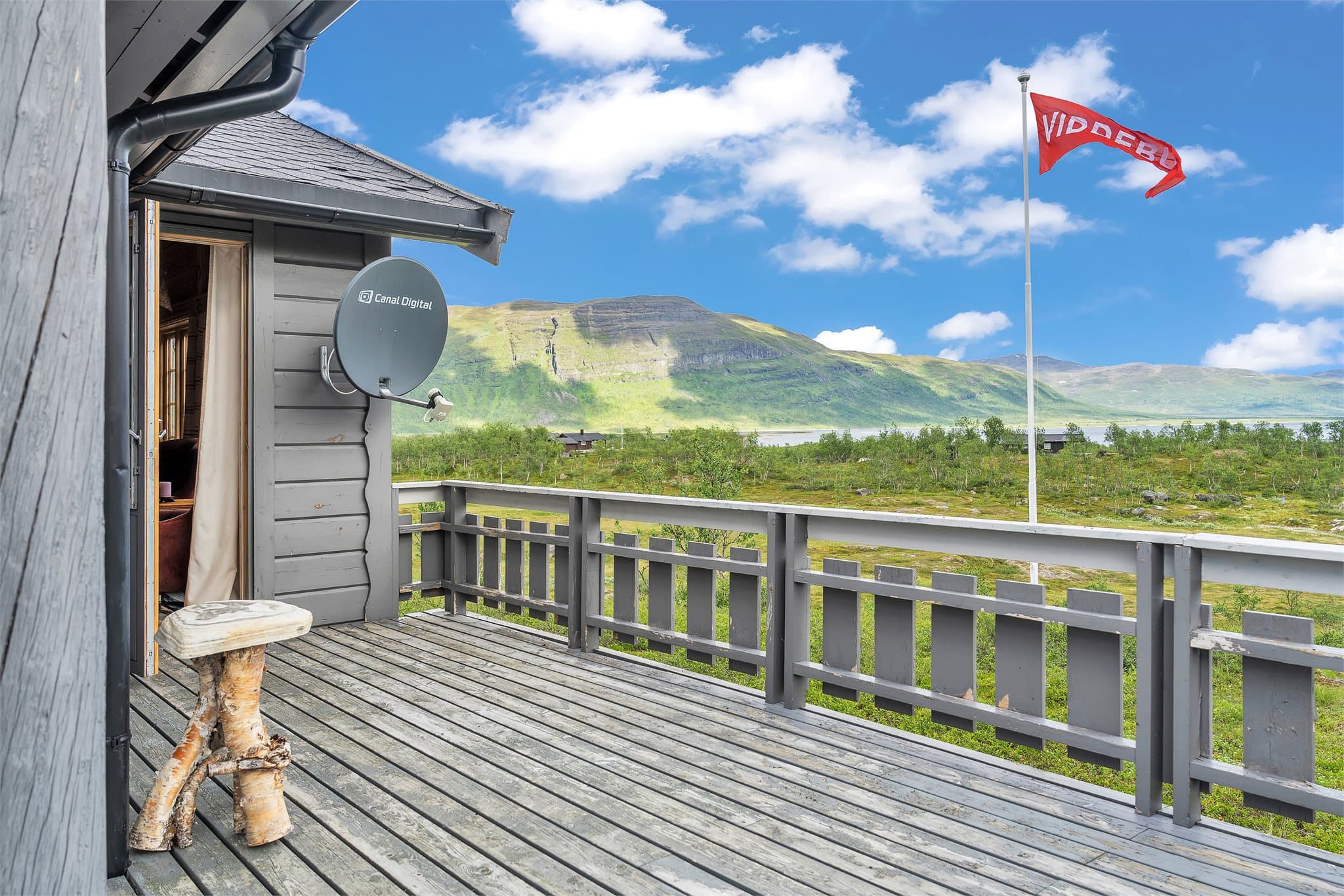 Den romslige verandaen på 28 m² har gode solforhold og utsikt mot Altevatnet.