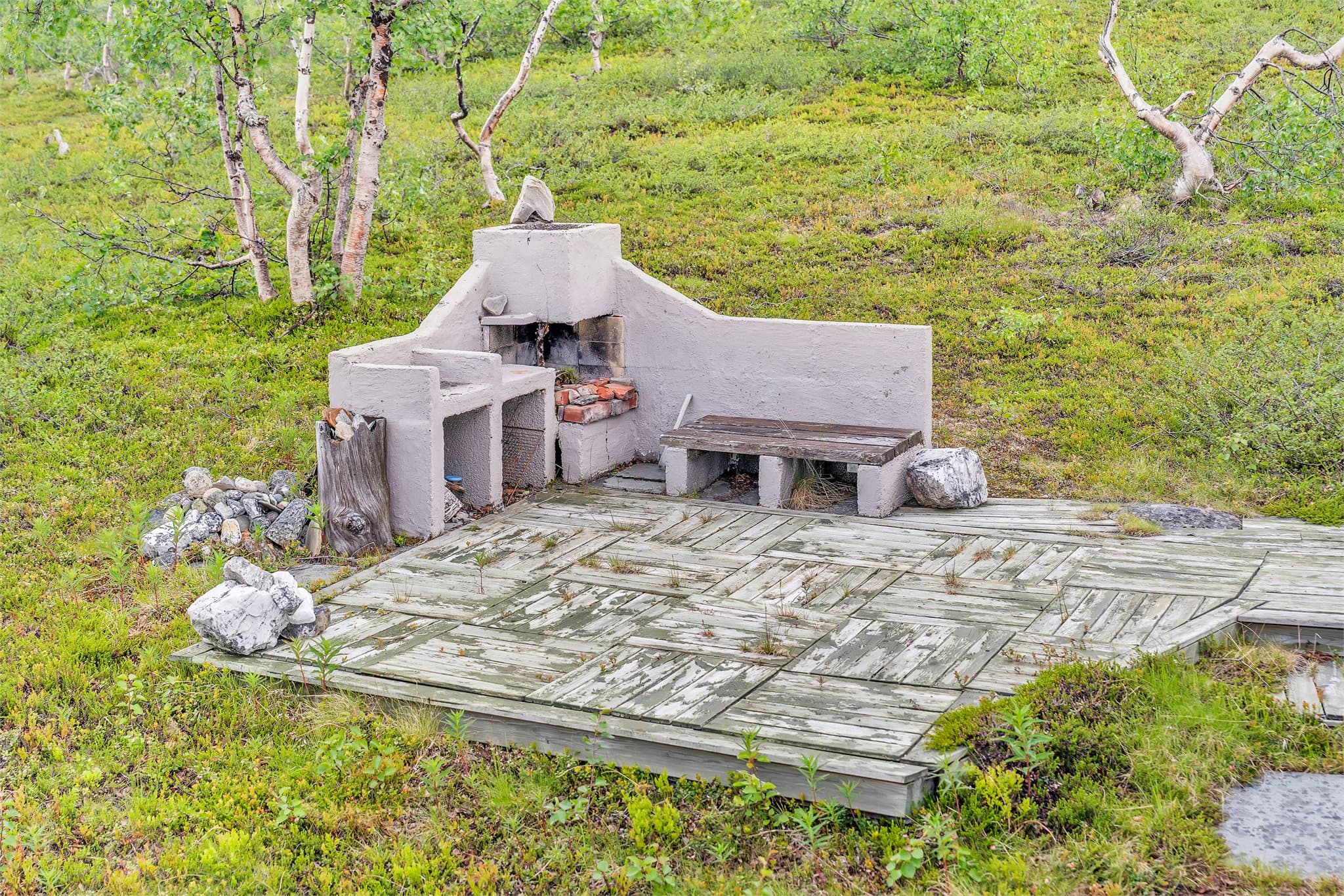 Uteområdet har en etablert bålplass for hyggelige kvelder utendørs. Bålplassen ligger i forlengelsen av terrassen.