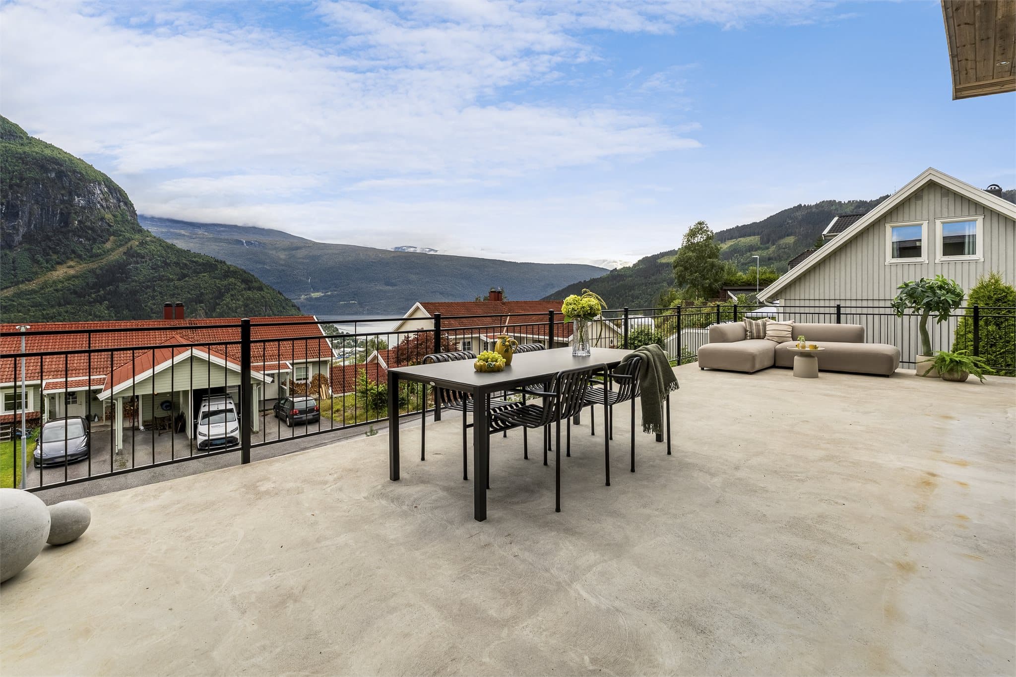Fra spiseplassen er det utgang til en sør- og vestvendt terrasse. Eiendommen har en solrik og luftig beliggenhet med flott utsyn over nærområdet, Strynebygda og det omkringliggende fjellandskapet.