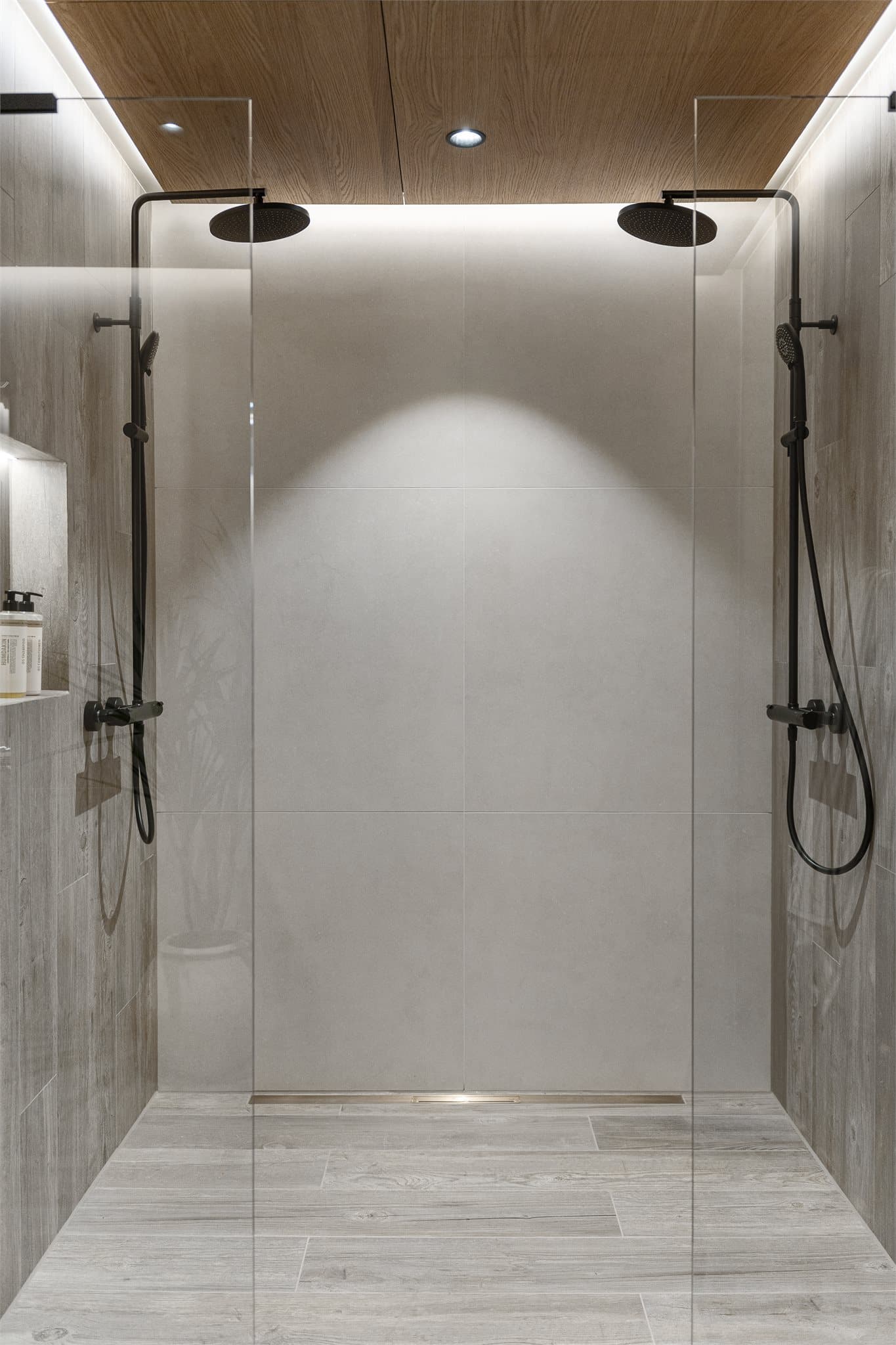 Badet har stor dusjnisje med doble dusjer og glassvegger. Det er i tillegg etablert opplegg for badekar.
