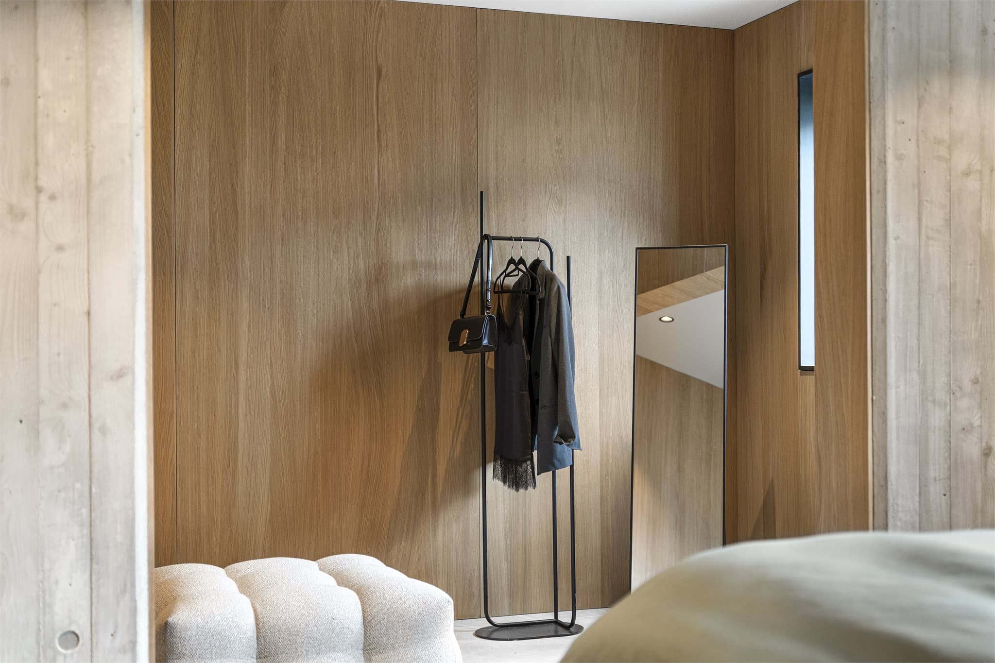 Rommet er godt egnet som walk-in-garderobe.