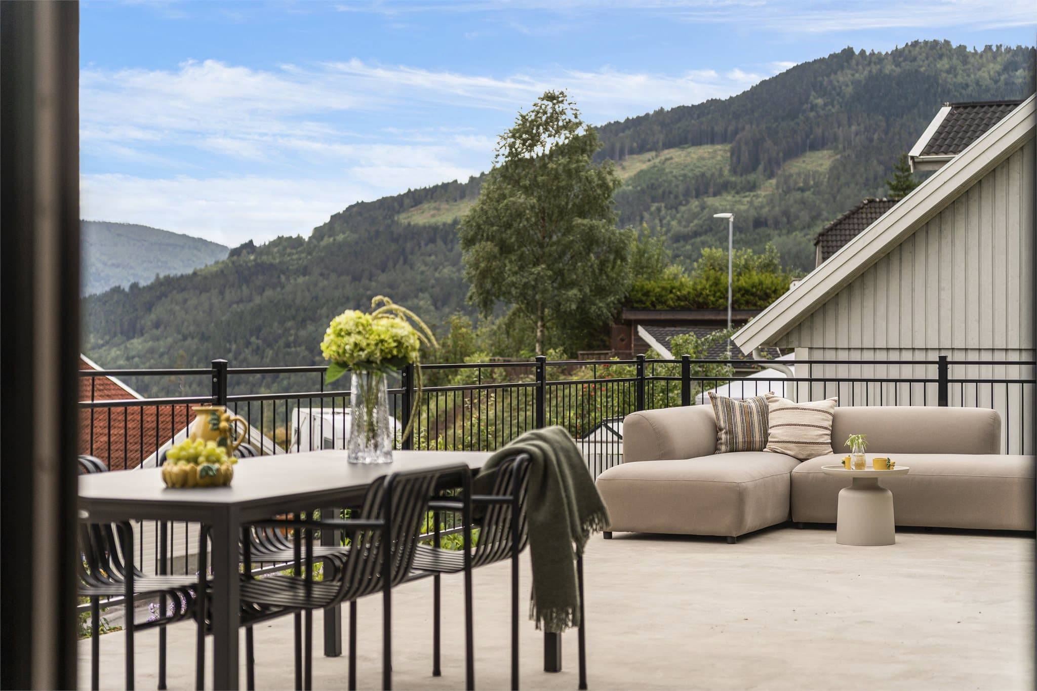Fra spiseplassen er det utgang til en sør- og vestvendt terrasse.