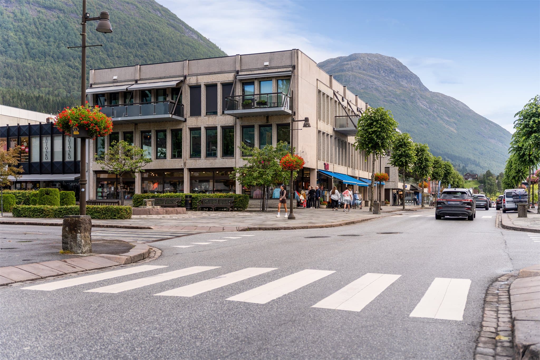 Det er kort vei ned til Stryn sentrum, slik at hverdagen enkelt kan kombineres med alt bygda har å by på.