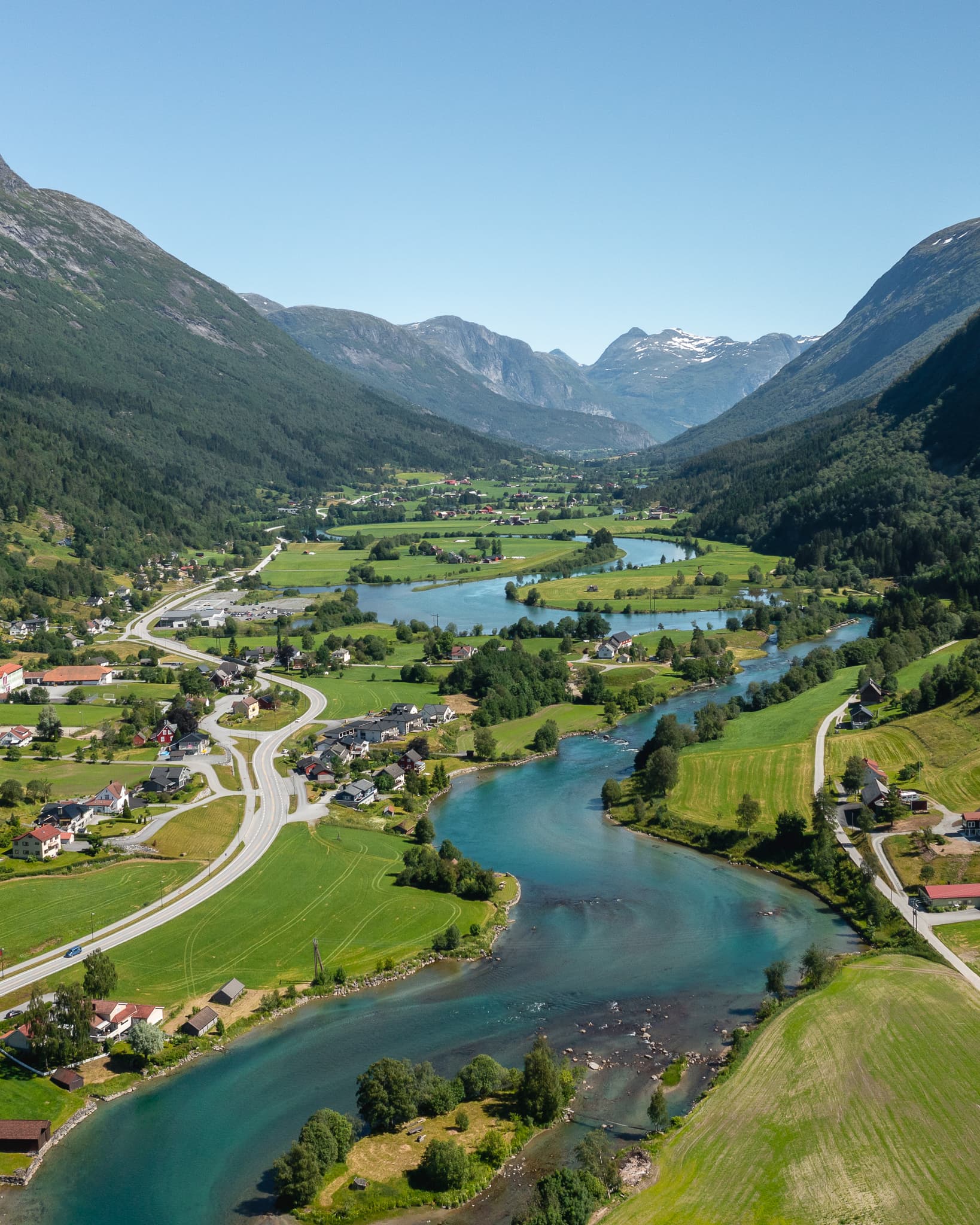 Eiendommen ligger fint til i det etablerte boligområdet Hogane, høyt og fritt over Stryn sentrum. Her kombineres rolige og familievennlige omgivelser med flott utsyn over bygda, Stryneelva og det mektige fjellandskapet som omkranser Stryn.