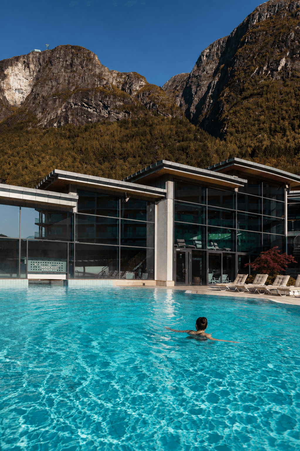 Hotel Alexandra Bad & Spa byr på både innendørs- og utendørsbasseng, boblebad og spa, et hyggelig innslag av lokal luksus etter en dag ute i naturen.
