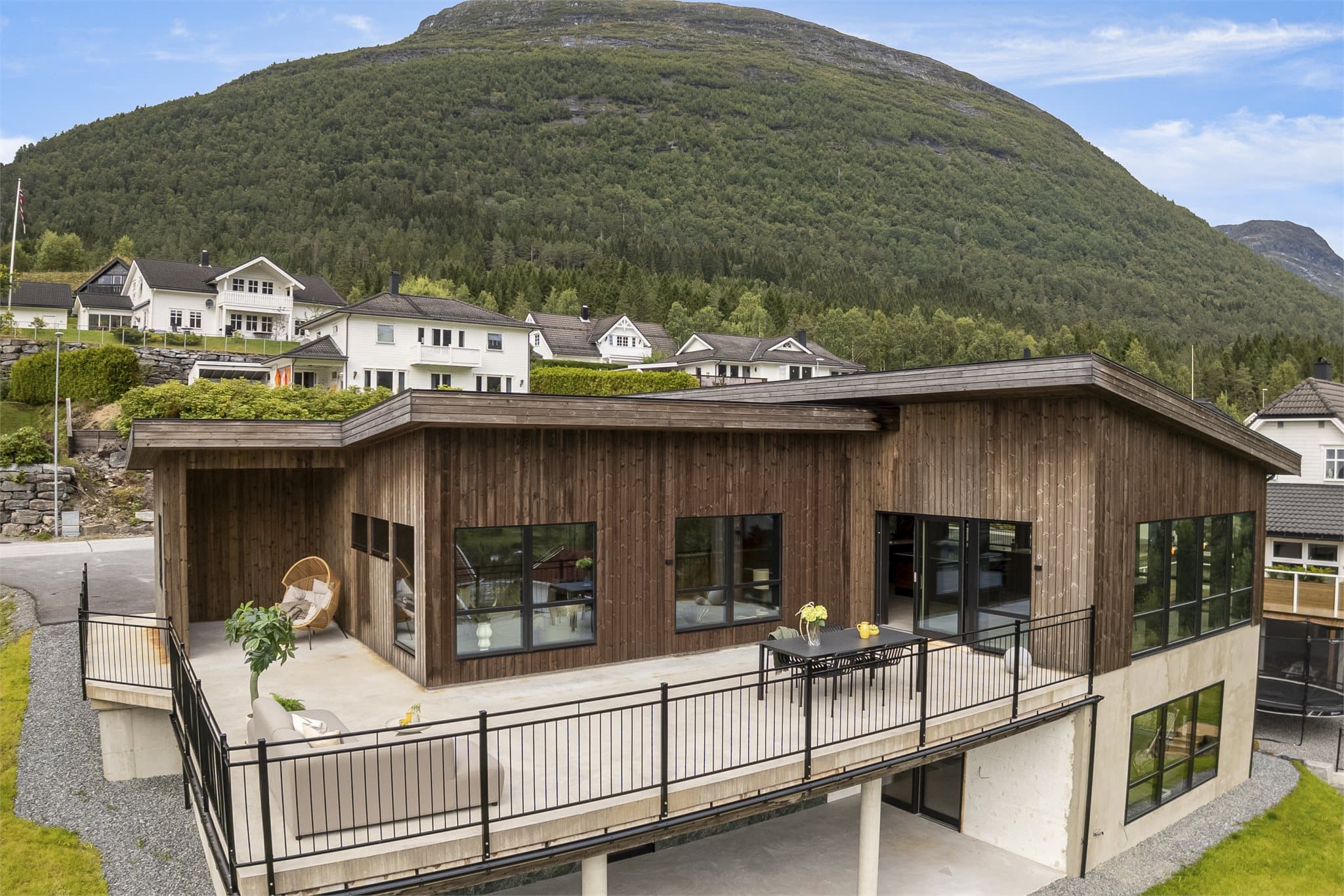 Uteplassen er målt til ca. 80 m², hvorav 10 m² er en overbygd uteplass.