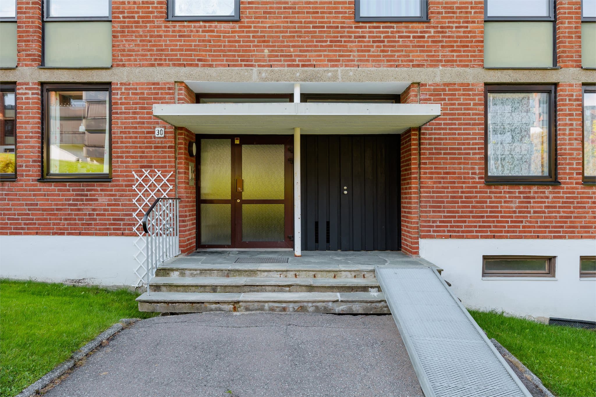 Haukåsen Sameie I er et eierseksjonssameie bestående av 272 seksjoner/leiligheter fordelt på sju blokker. I oppgang 30 er det kun 8 leiligheter (2 i hver etasje).