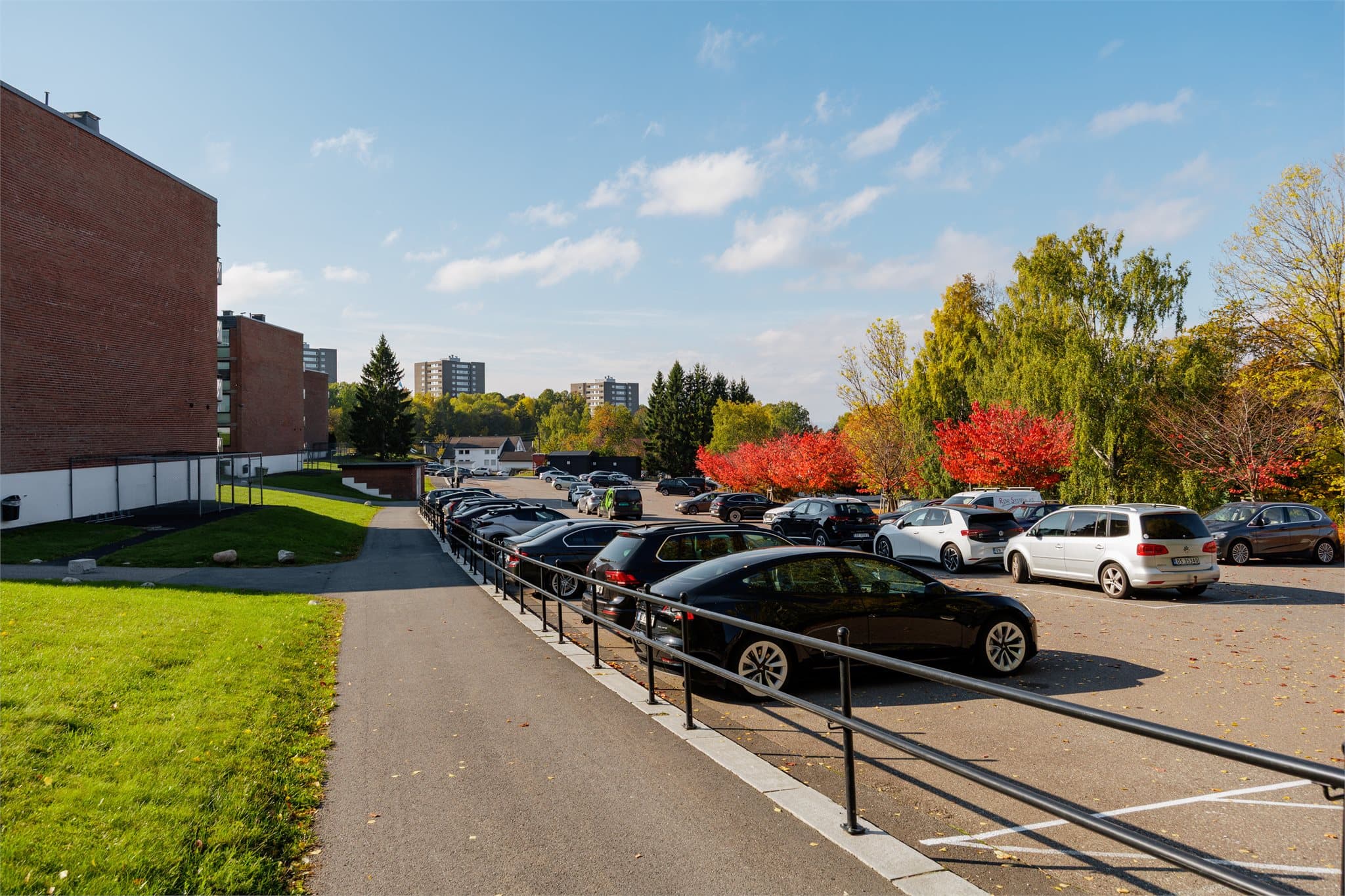 Parkering på sameiets felles biloppstillingsplasser. Parkering krever godkjent parkeringsoblat, og hver seksjon kan få inntil to parkeringsoblater samt tre gjestekort. Sameiet har etablert fire ladestasjoner for elbil.