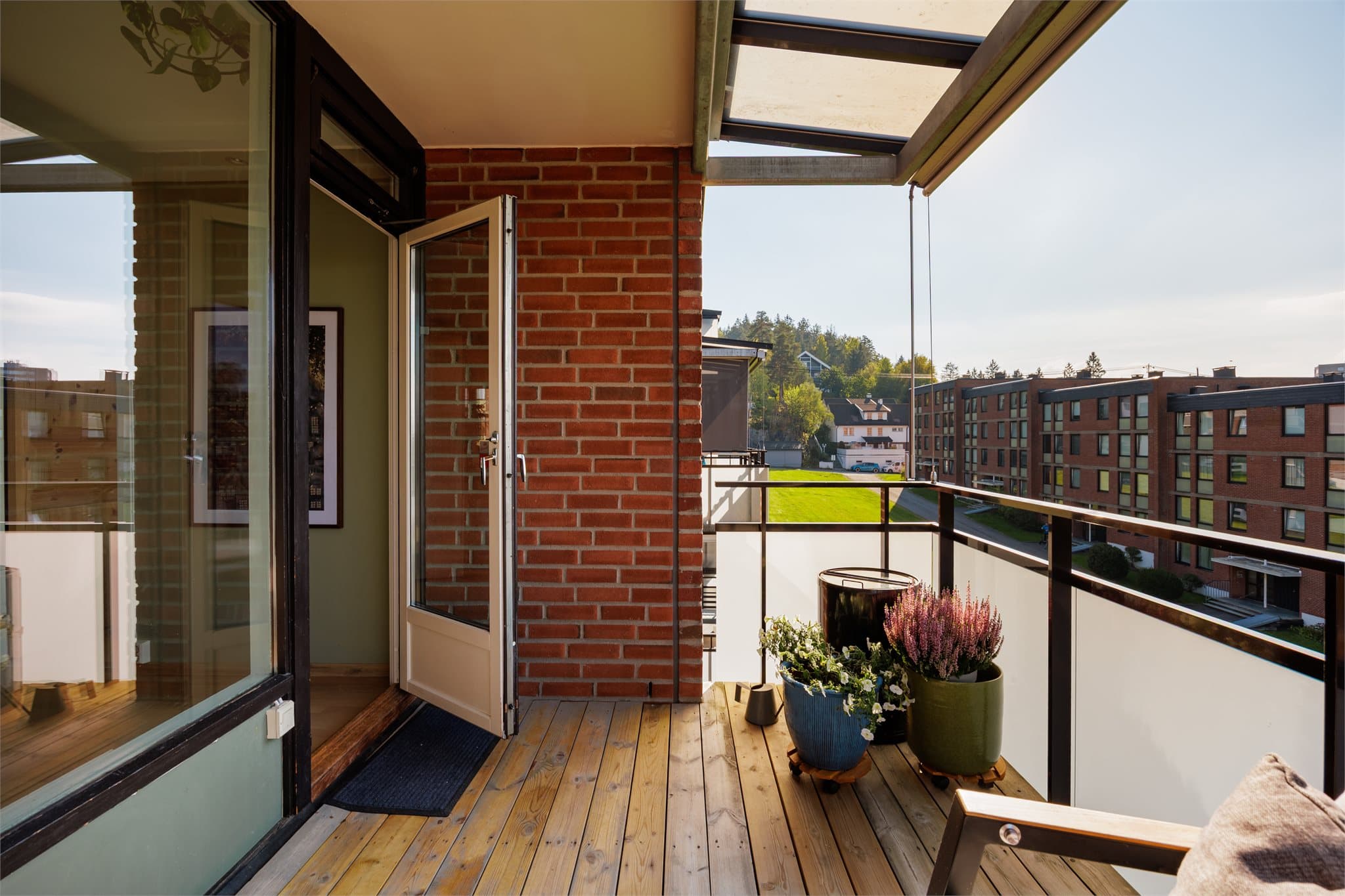 Fra stuen er det direkte utgang til den solrike balkongen på ca. 8 m² – en herlig forlengelse av oppholdsrommet på varme dager.