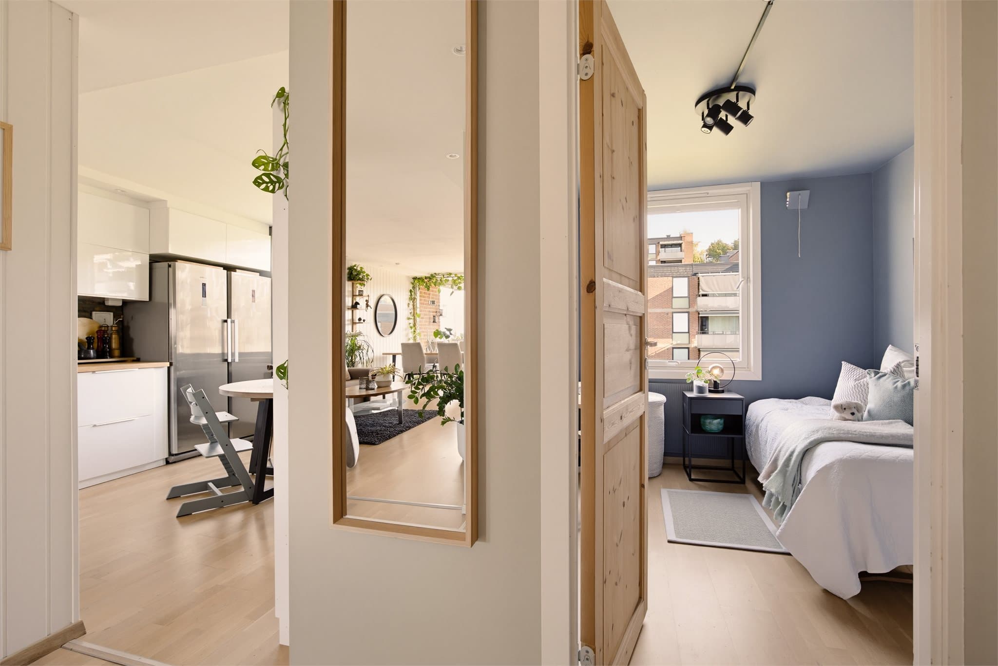 Fra entréen er det adkomst til det minste av soverommene.