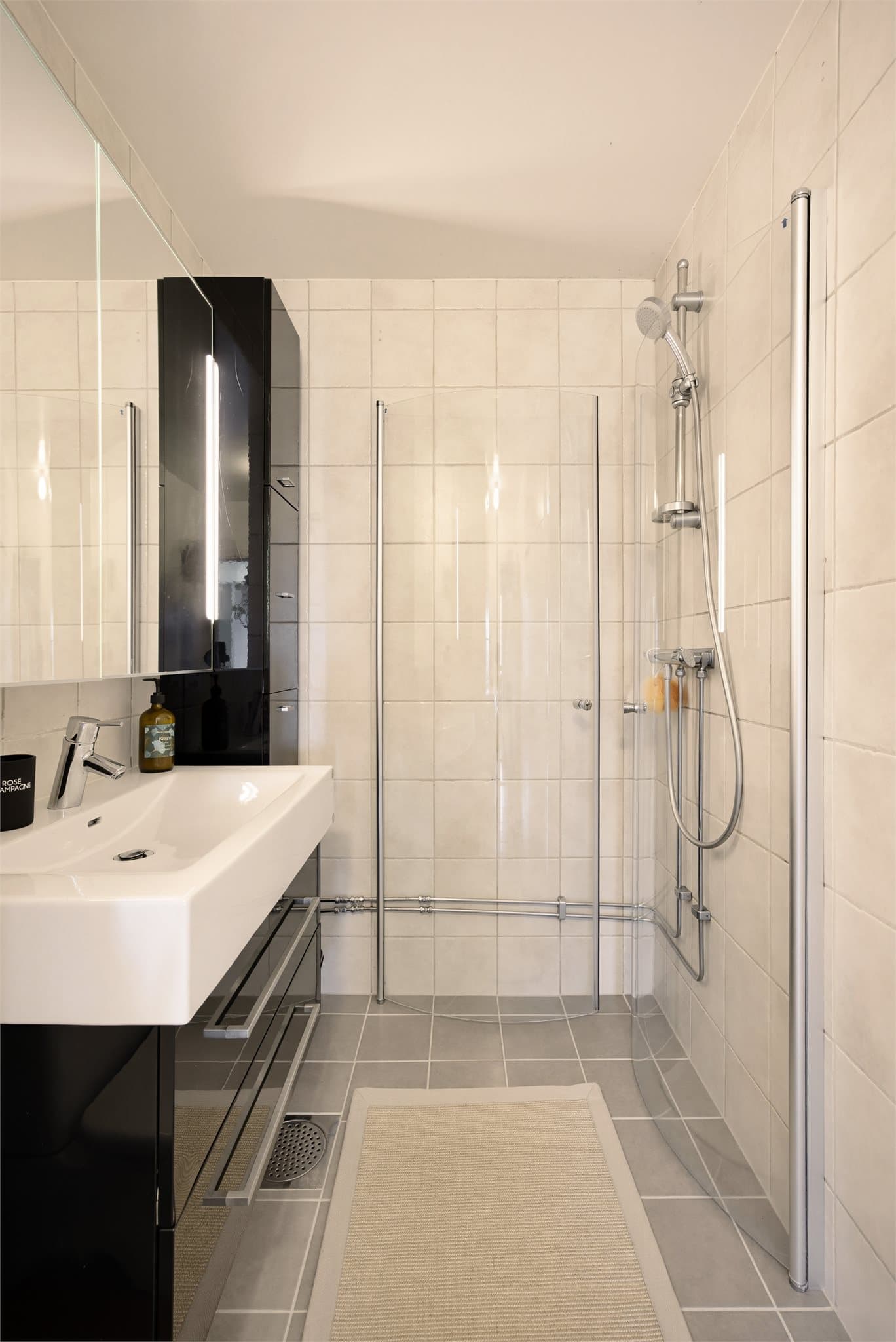 Badet ble rehabilitert i regi av sameiet i 2006 og fikk en oppgradering i 2026 med nye gulvfliser og elektriske varmekabler.