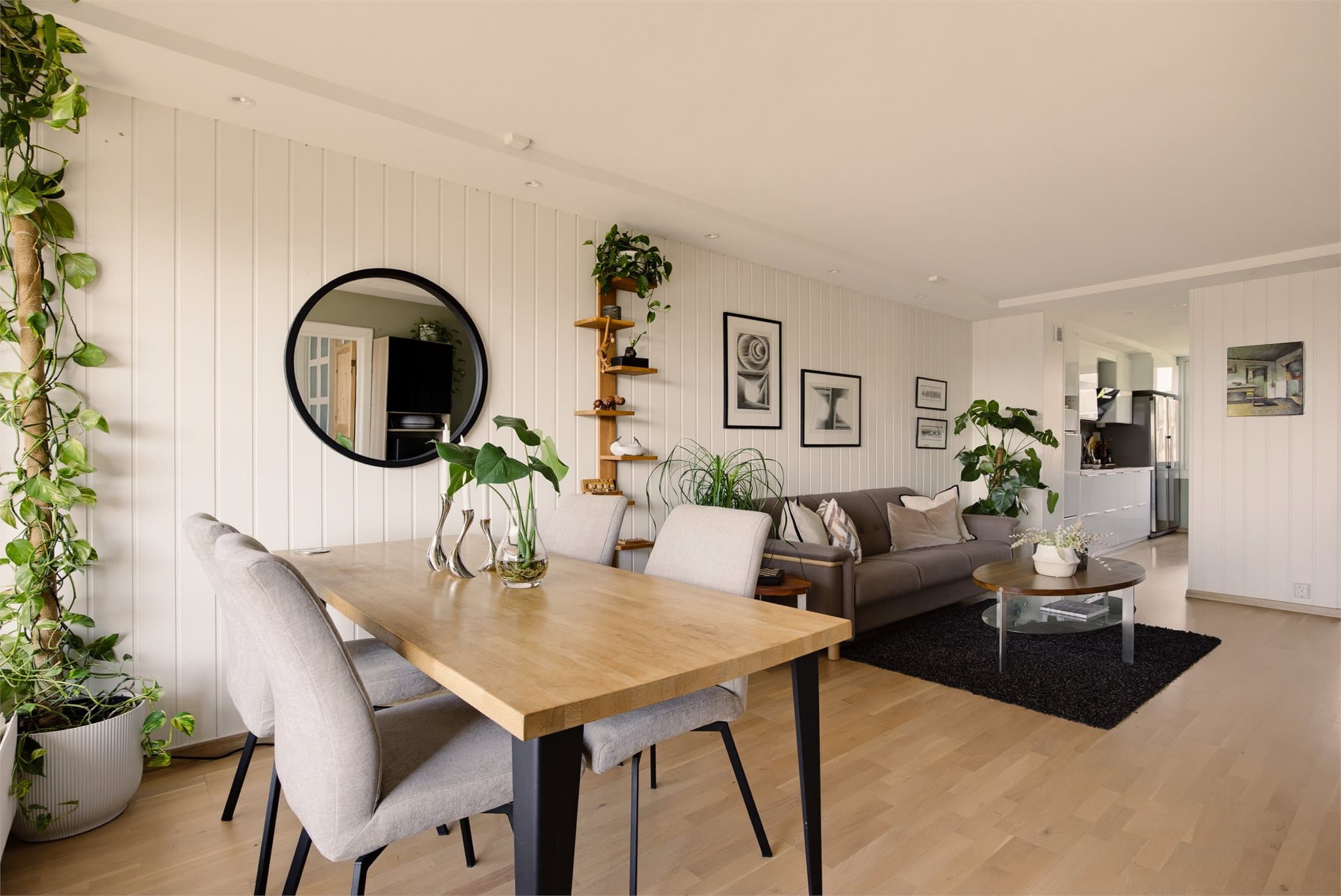 Stue/kjøkken sonen har en delvis åpen løsning, med plass til spisebord både i stuen og kjøkkenet.