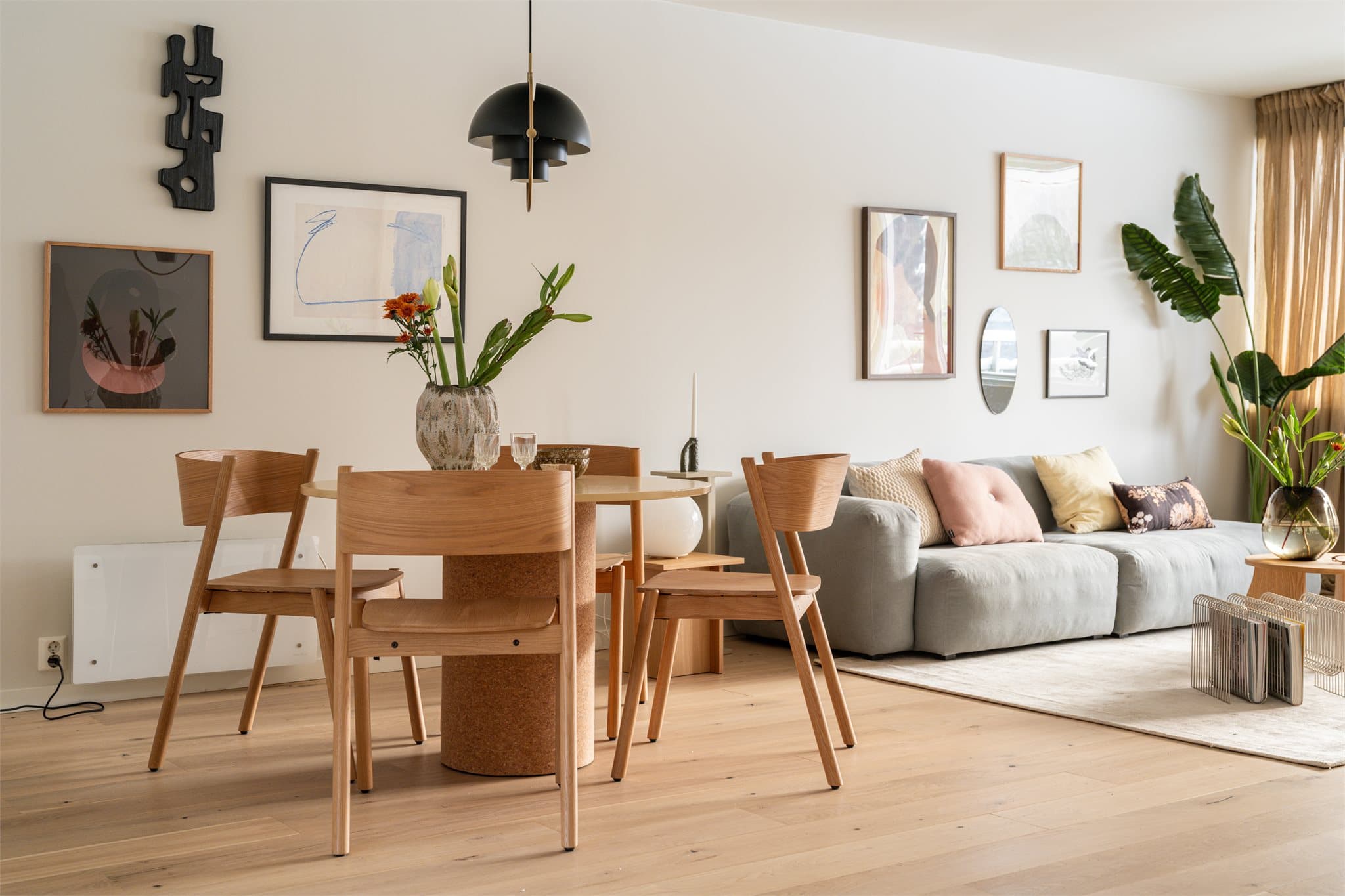 Stuen har en god størrelse og gir fleksible møbleringsmuligheter med plass til spisebord og sofa.