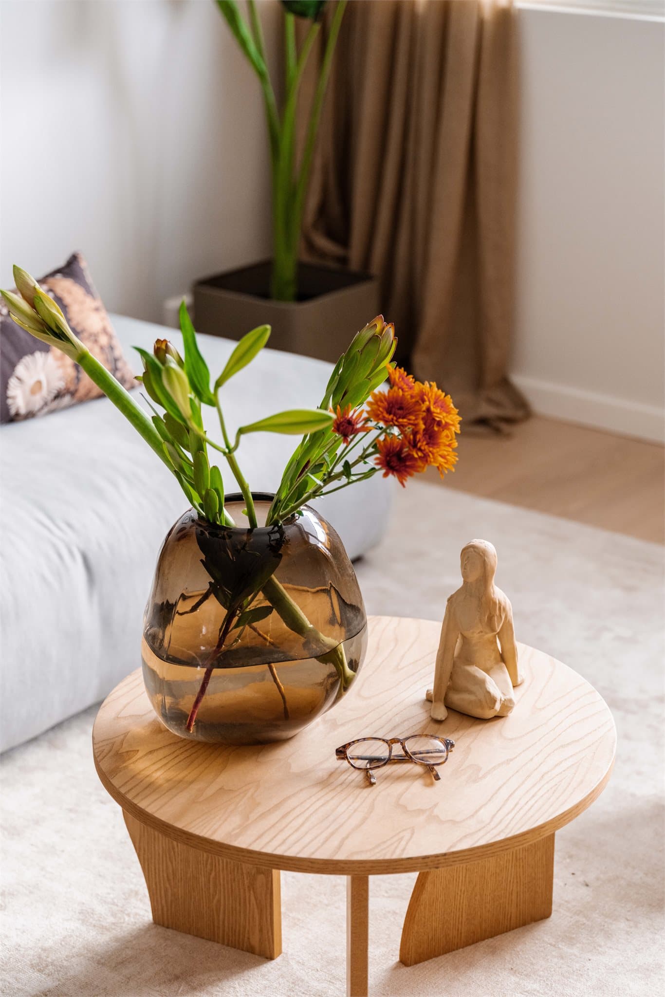 Stue og kjøkken er nymalt i 2025 i delikate "frostrøyk"