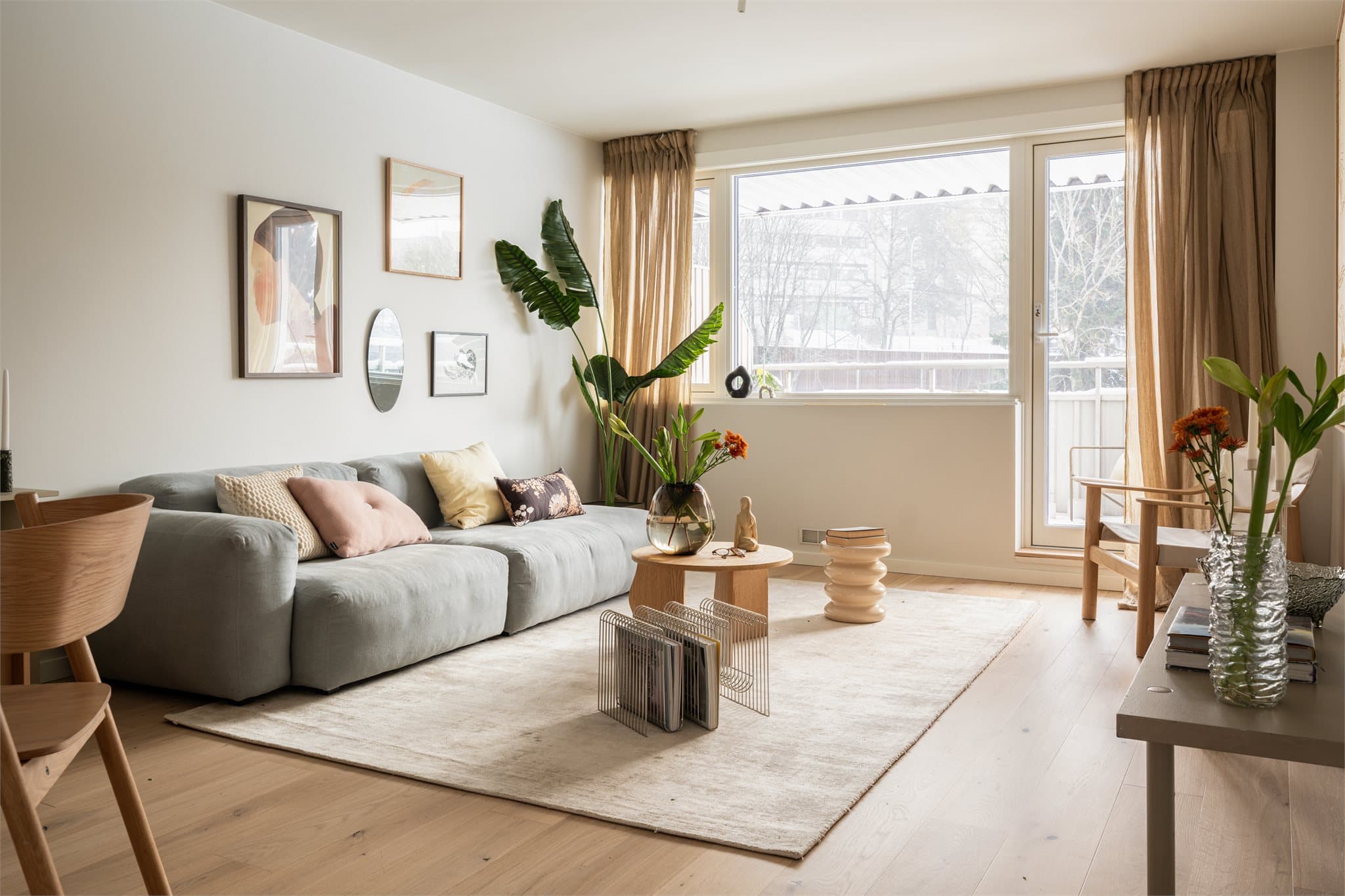 Leiligheten har store vindusflater som gir godt med naturlig lys.