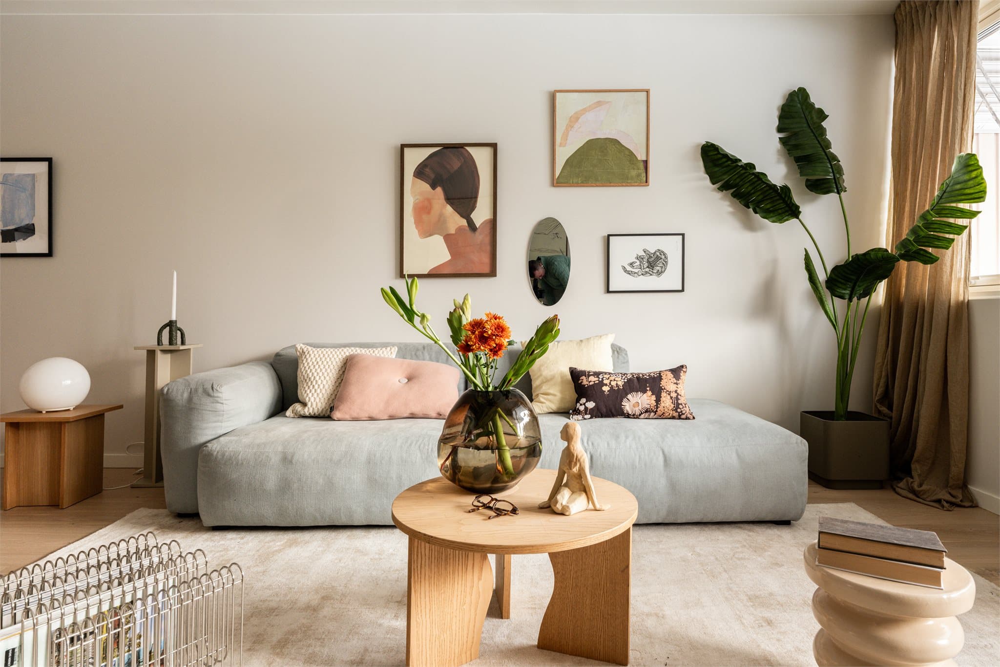 Dette er en lys og tiltalende 3-roms leilighet som ble totaloppusset i 2016, samt overflateoppusset i 2025