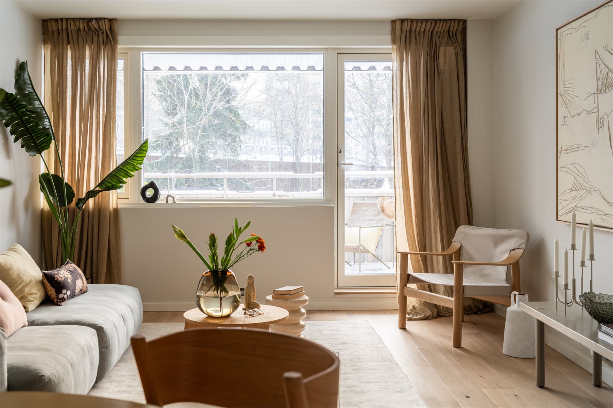 Fra stuen er det utgang til en balkong på ca. 8 kvm med gode solforhold.